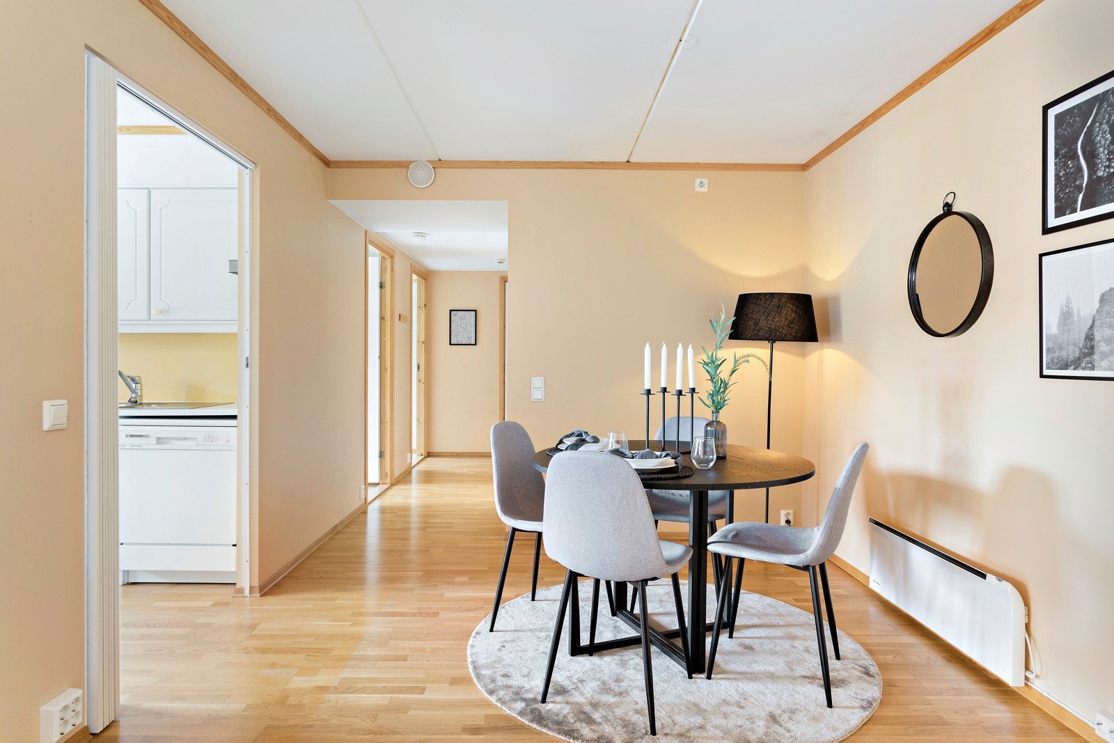 Fra spisestuen mot kjøkken og mot soveromsgangen. Galleribilde