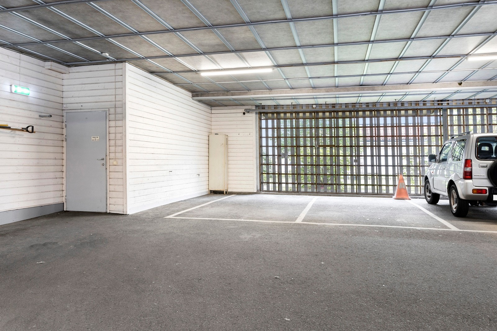 I felles garasjeanlegg er det parkeringsplass rett ved inngangsdøren. Galleribilde