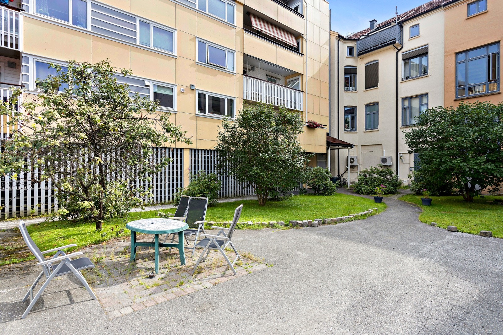 Sentral bygård med grønn bakgård - med heis, parkering og balkong. Galleribilde