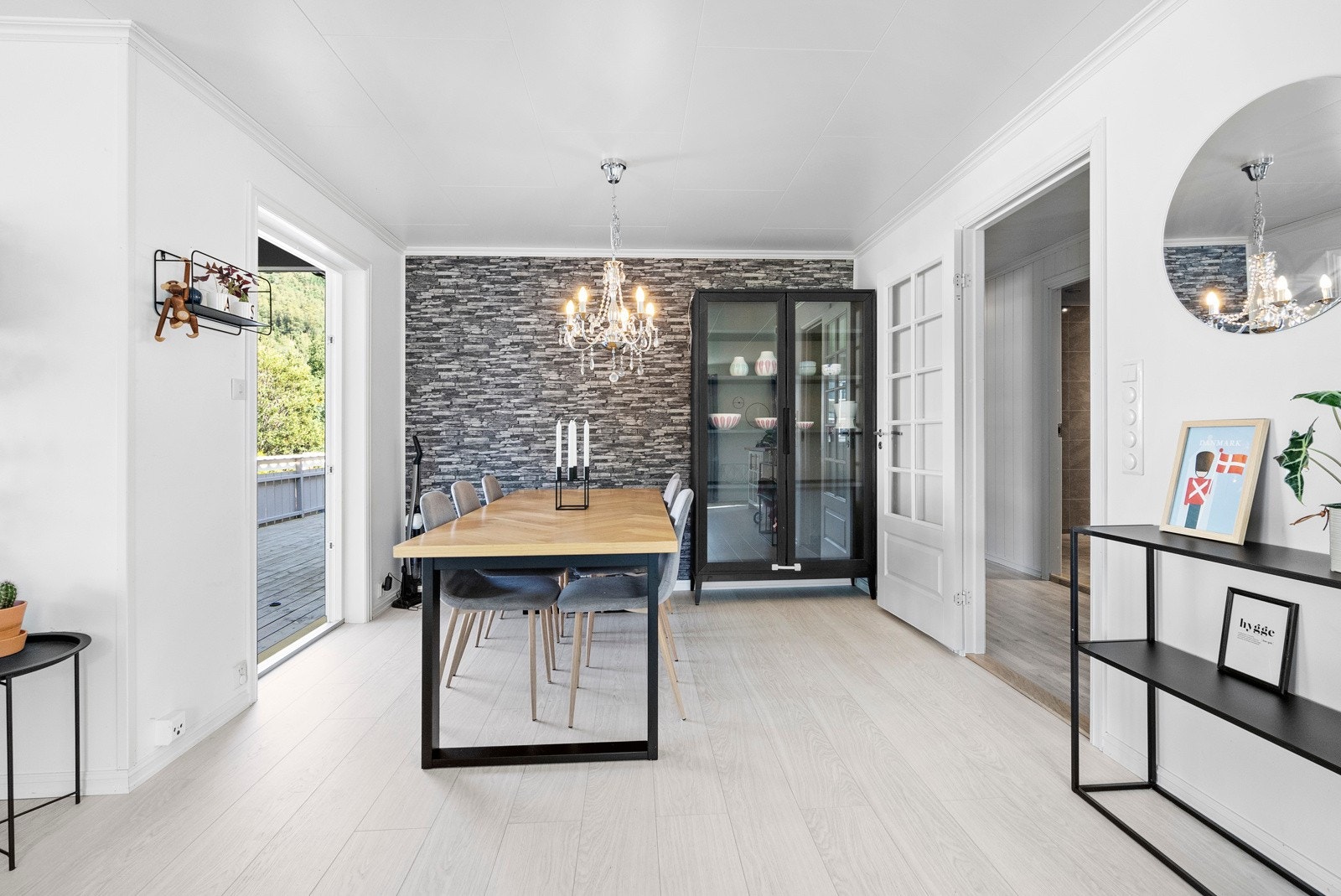 Spiseplass i stua - Tilkomst til veranda i fasade mot vest Galleribilde