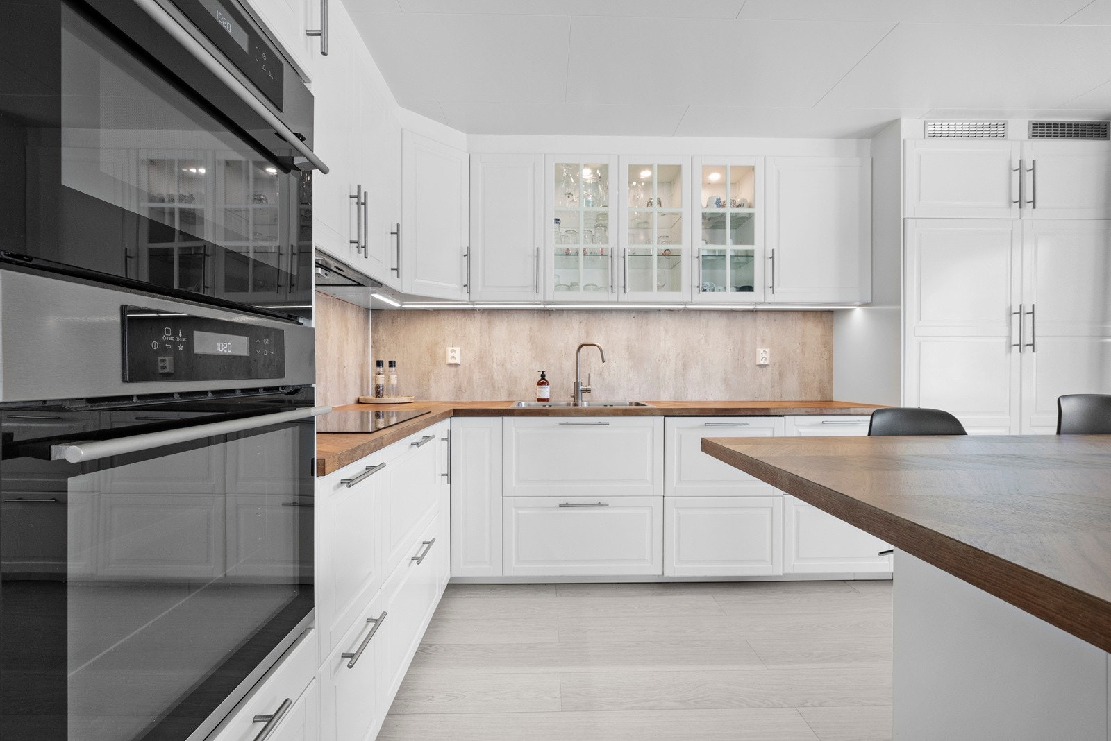 Innredningen er fra Ikea med integrerte hvitevarer Galleribilde