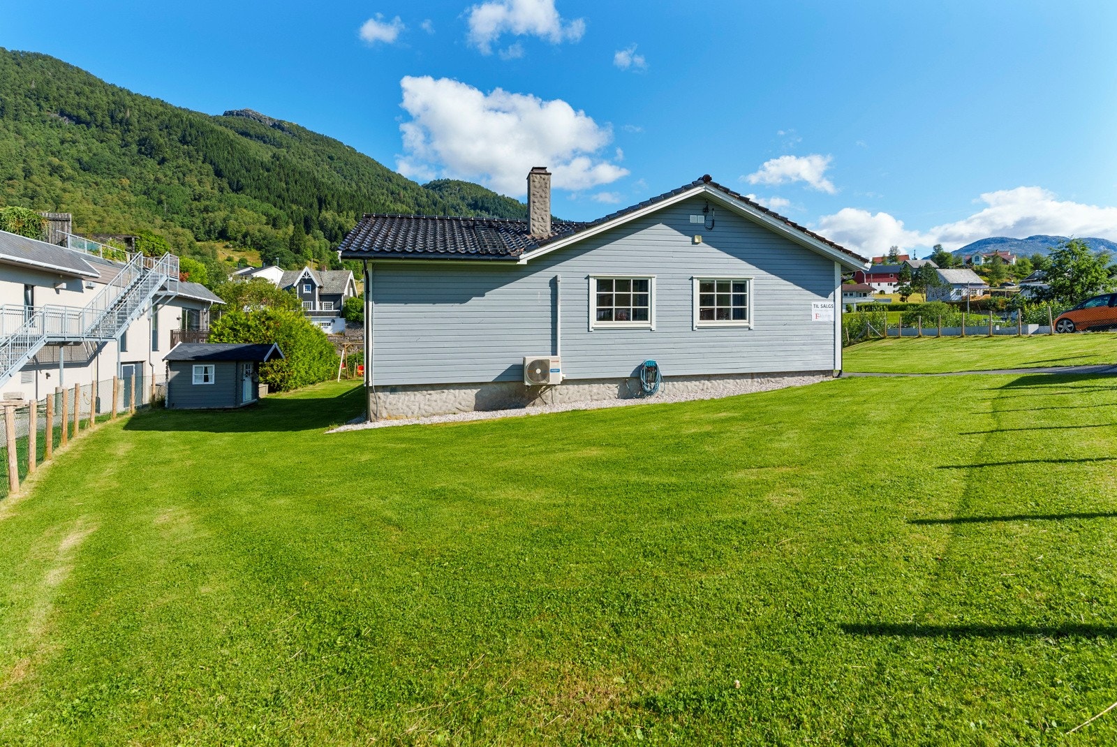 Eiendommen ligger sentralt plassert i Sande sentrum og har en pent opparbeidet hage rundt bolighuset Galleribilde