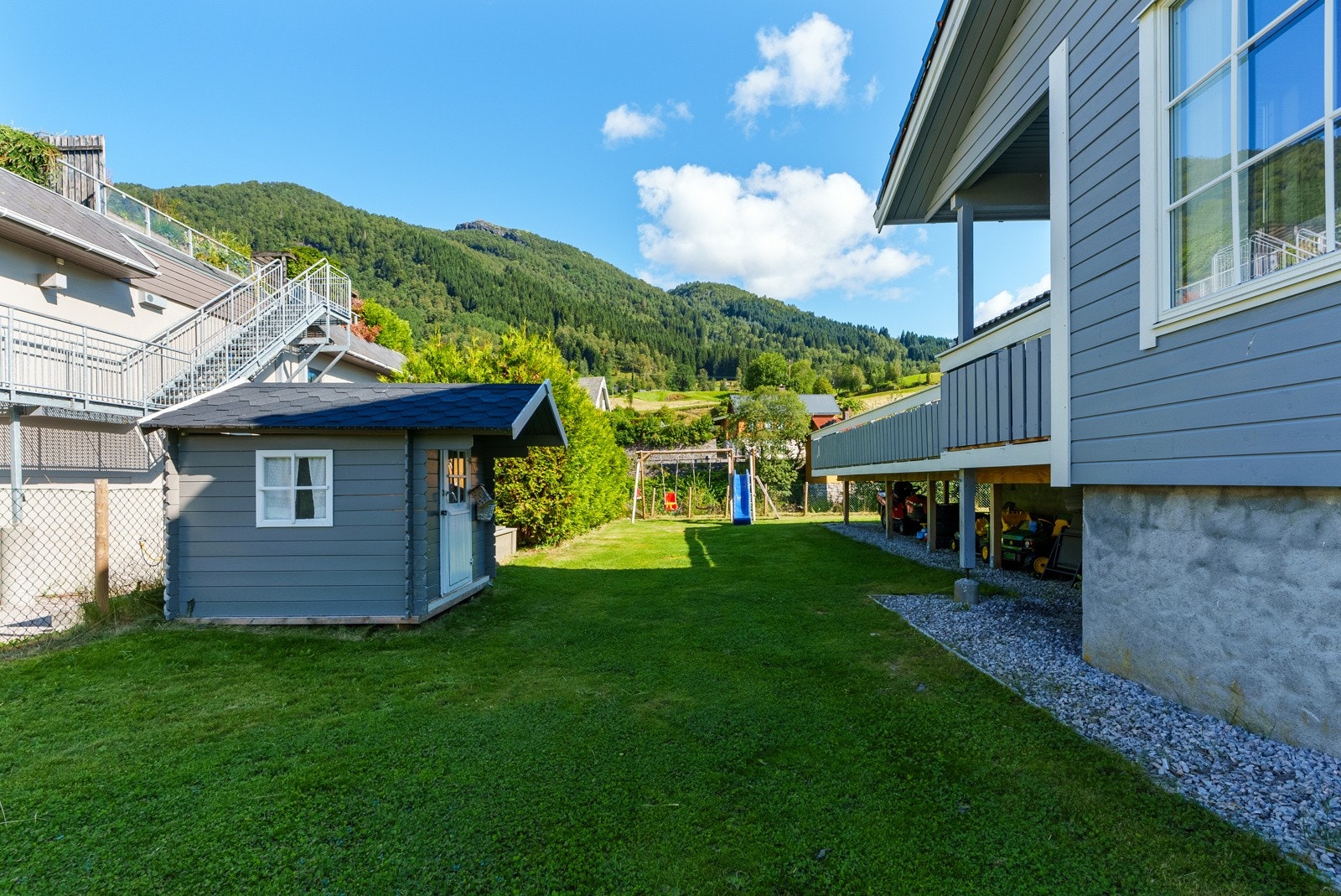 Hagen rundt boligen er pent opparbeidet med lekehytte, grøntareal og div. beplanting Galleribilde