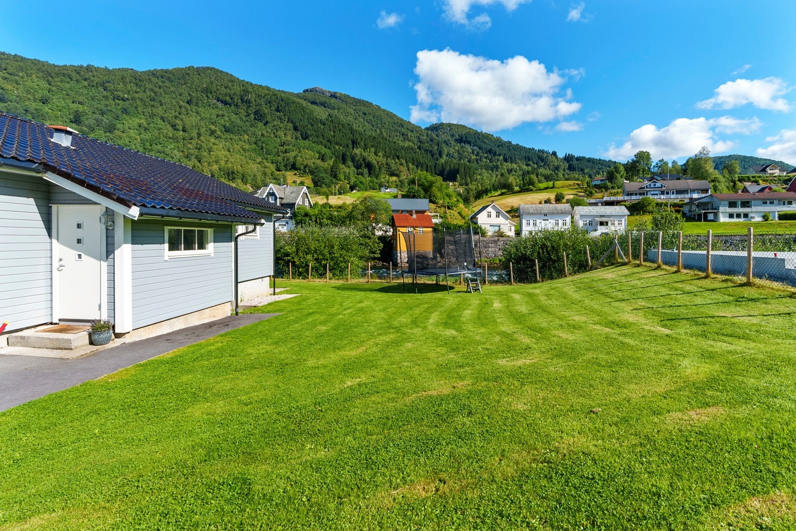 Hagen rundt boligen er pent opparbeidet med lekehytte, grøntareal og div. beplanting Galleribilde