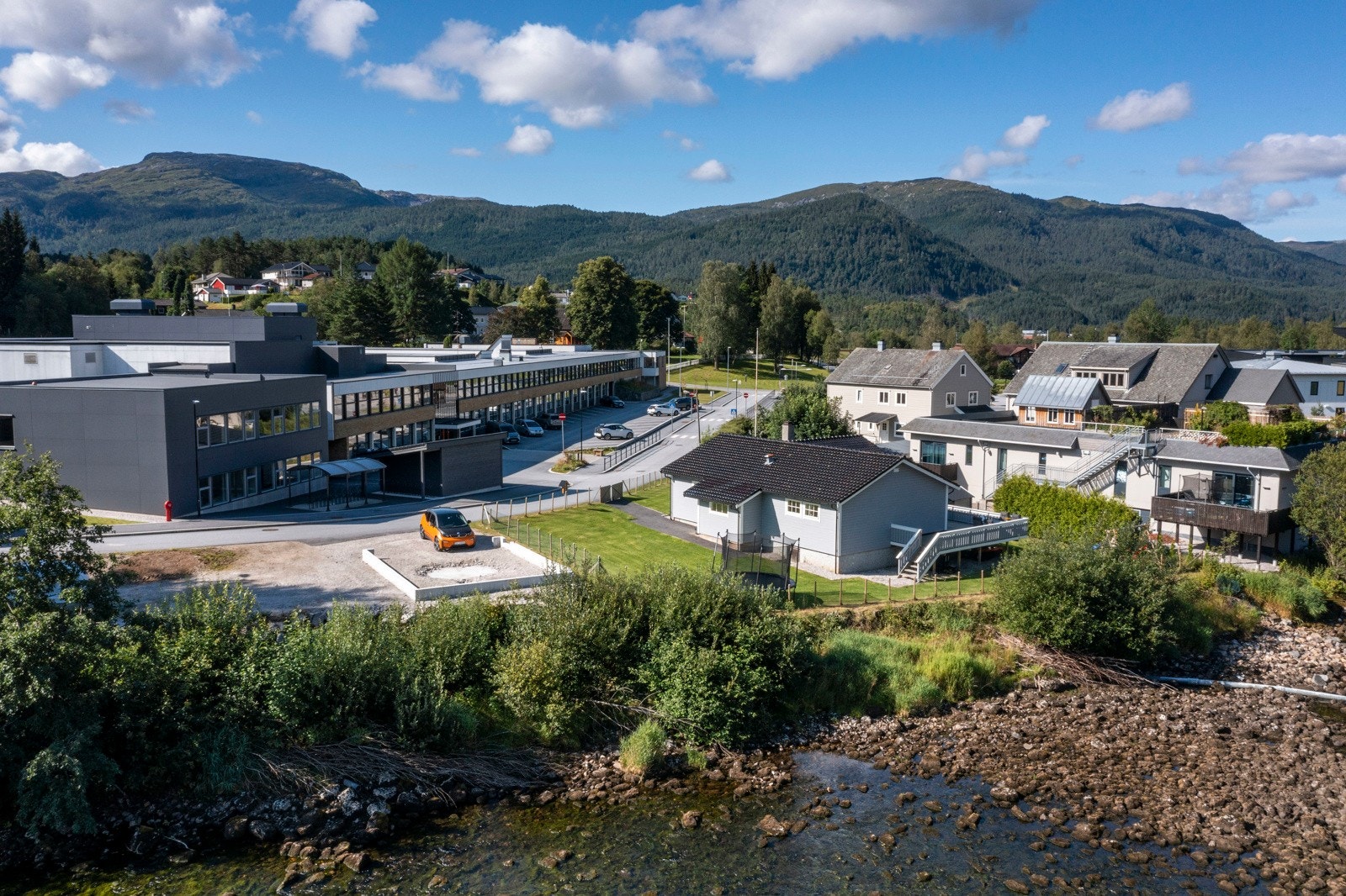 Øst for hagen er det opparbeidet gruslagt parkeringsareal, samt støpt ringmur for oppføring av frittstående dobbel garasje Galleribilde