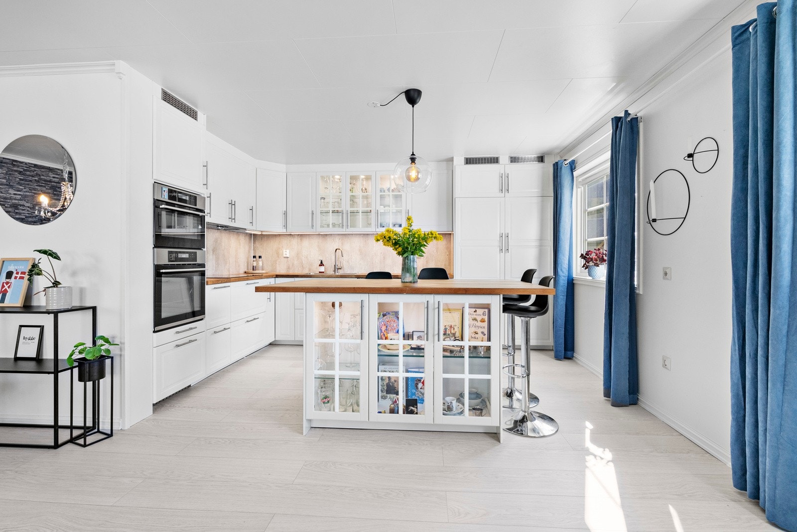 Kjøkkenet har åpen løsning mot stua med bla. øy med ekstra sitteplasser Galleribilde