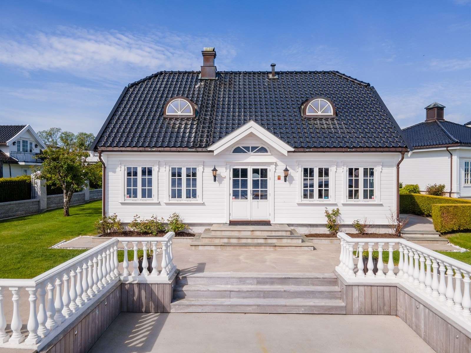 Frittstående gjestehus bare få meter fra vannkanten. Galleribilde