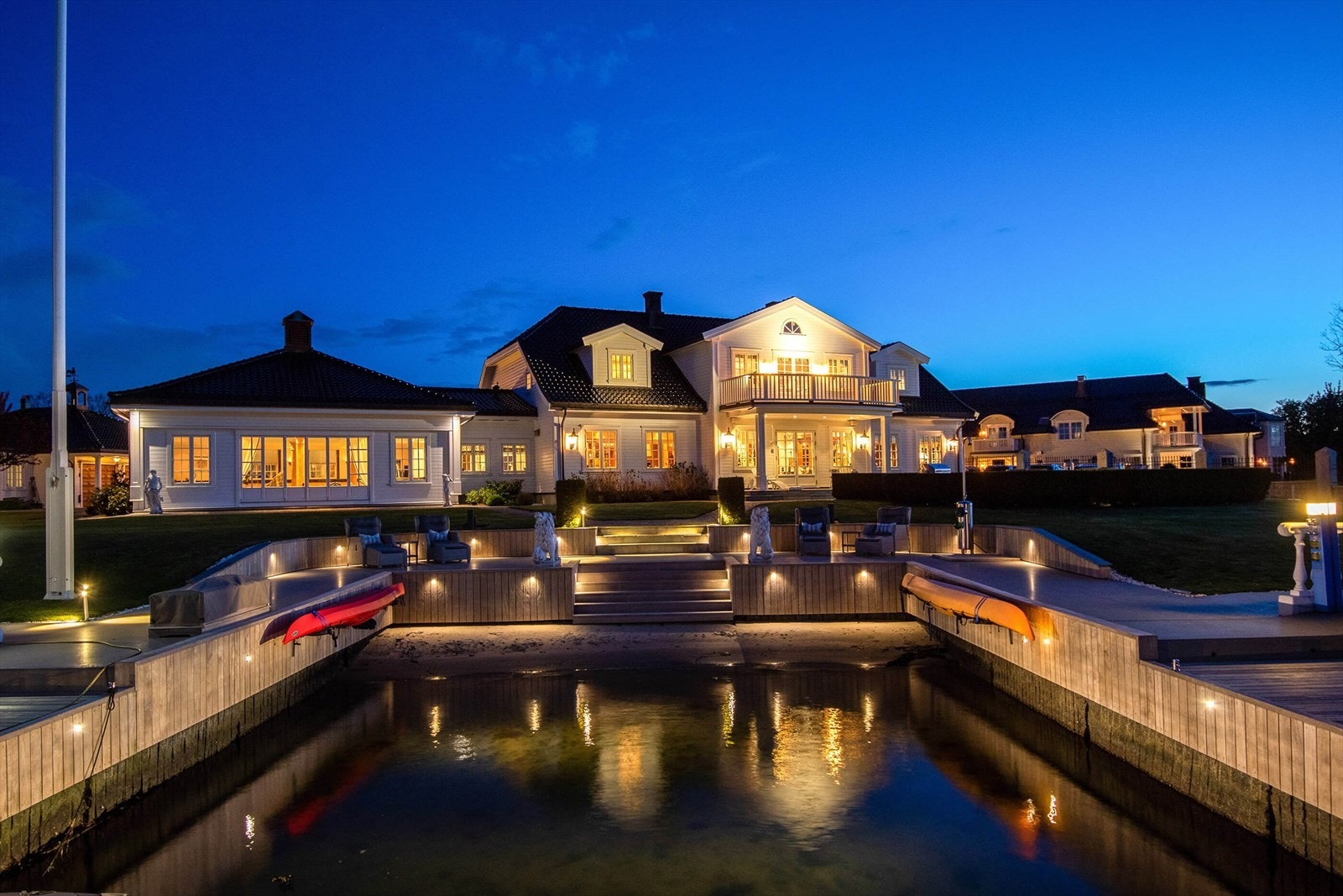 Egen strand med flott belysning. Her kan man nyte et deilig kveldsbad. Galleribilde