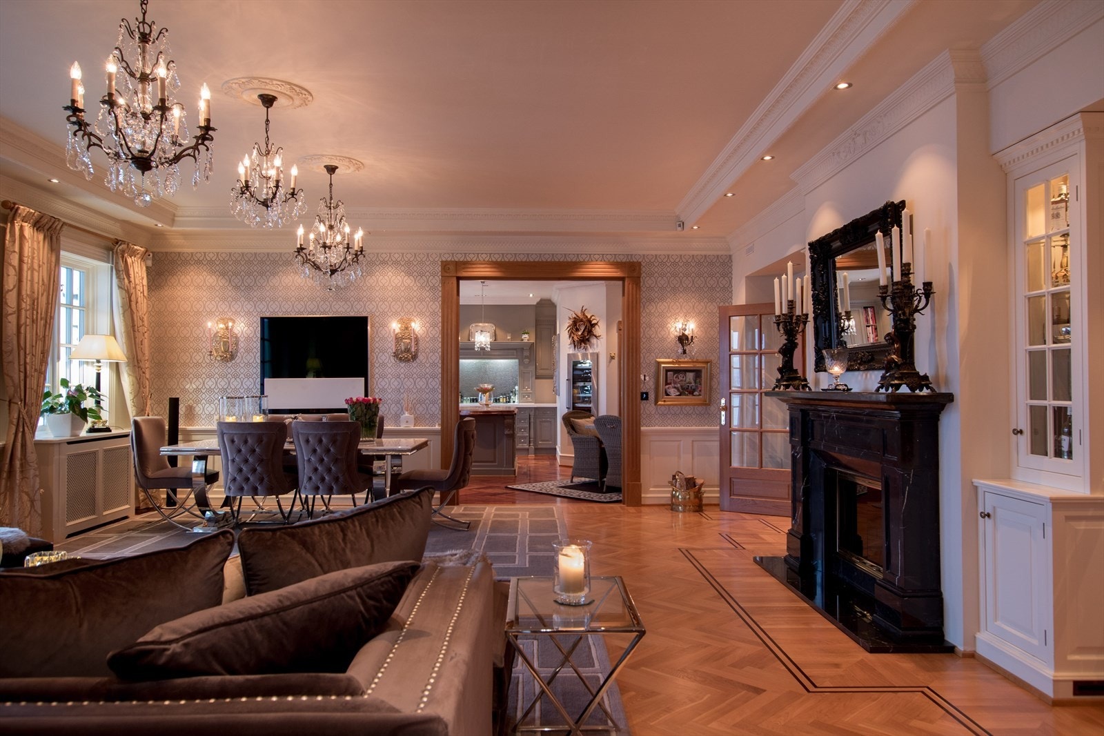 Dobbeldør ut til hage og terrasse. Lekkert ildsted Galleribilde