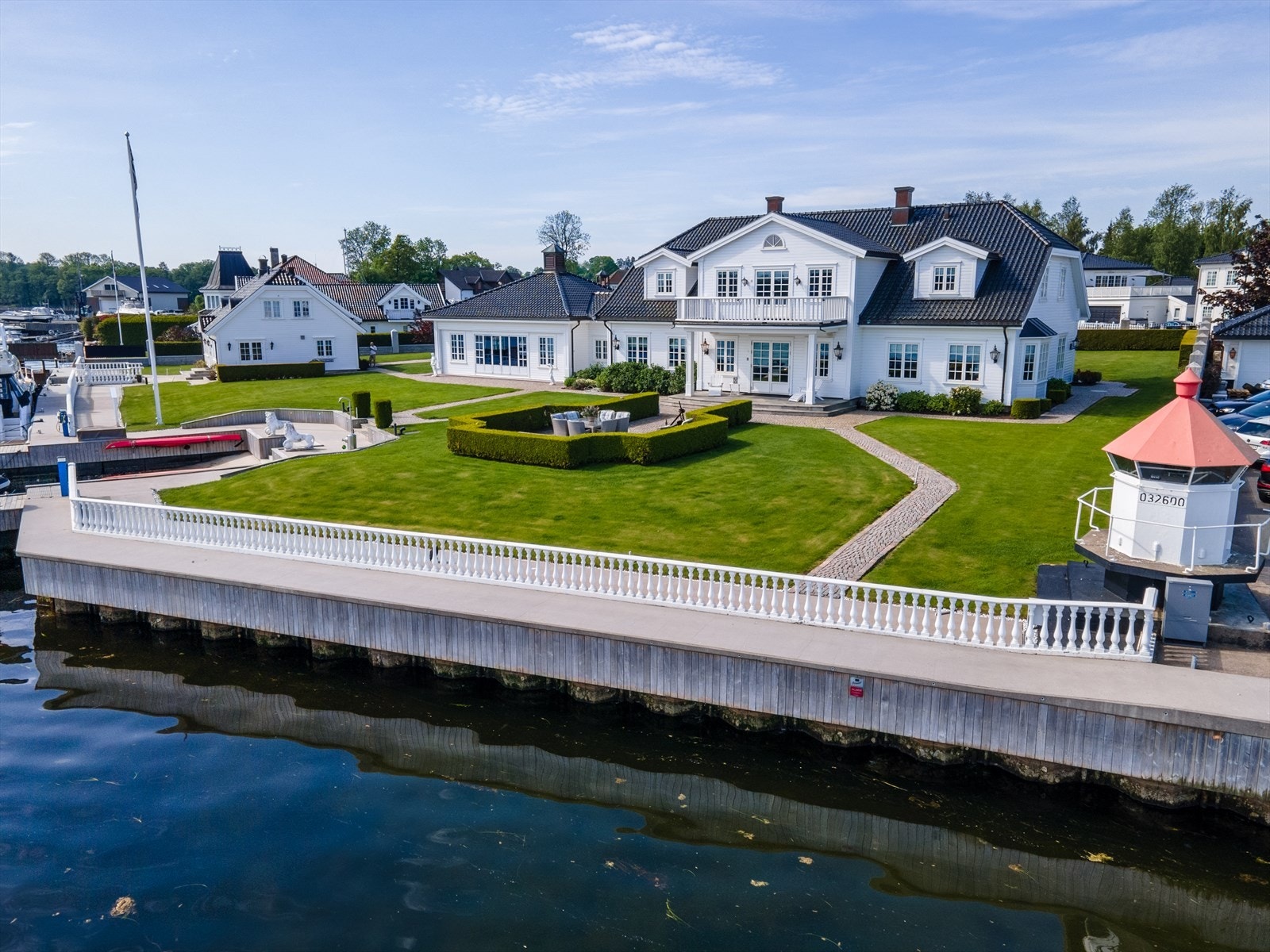 Hovedhuset holder en høy standard og har en meget god beliggenhet. Galleribilde