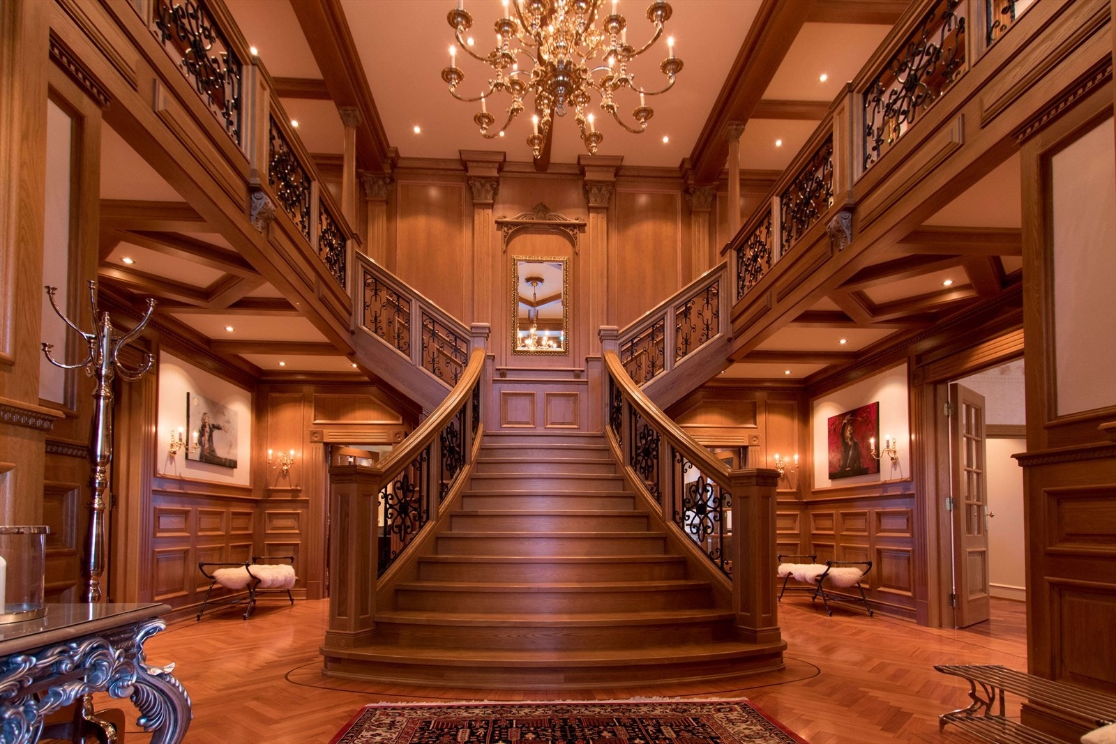 Spektakulær hall, Titanic-inspirert med unike tregulv og massiv lysekrone Galleribilde