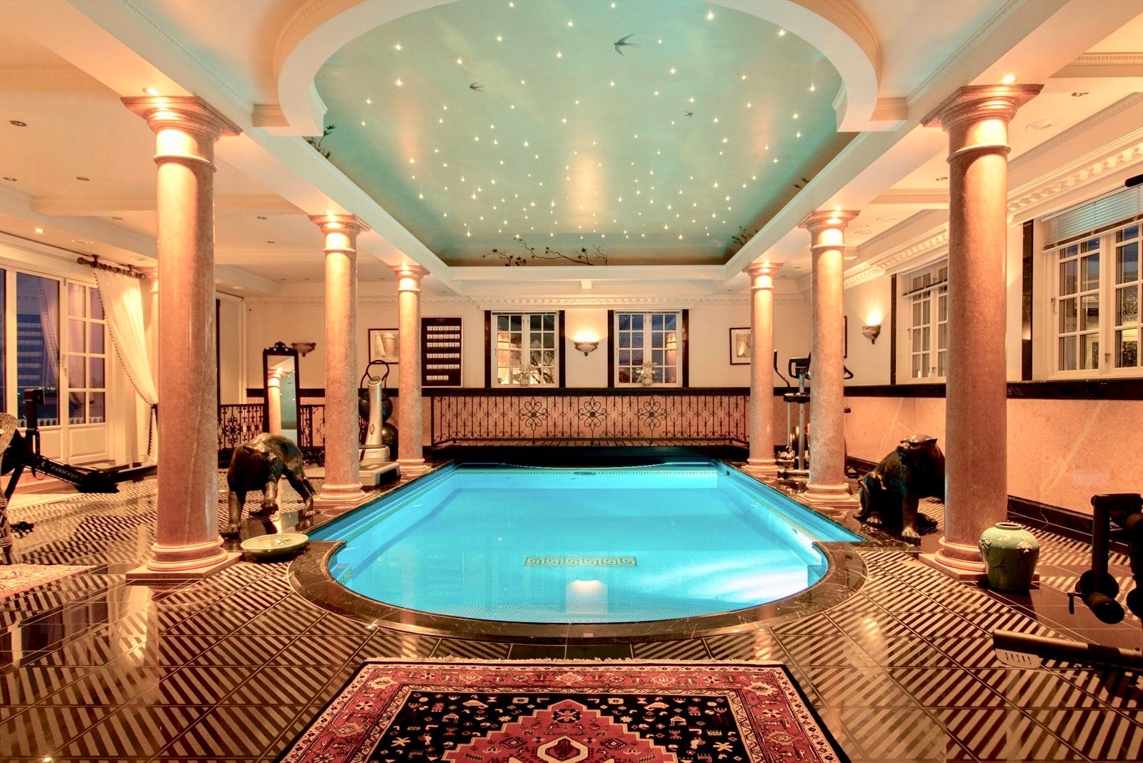 Flott svømmebasseng med nedsenkbar vegg mot sjøen og romslig badstue og dusjbad Galleribilde