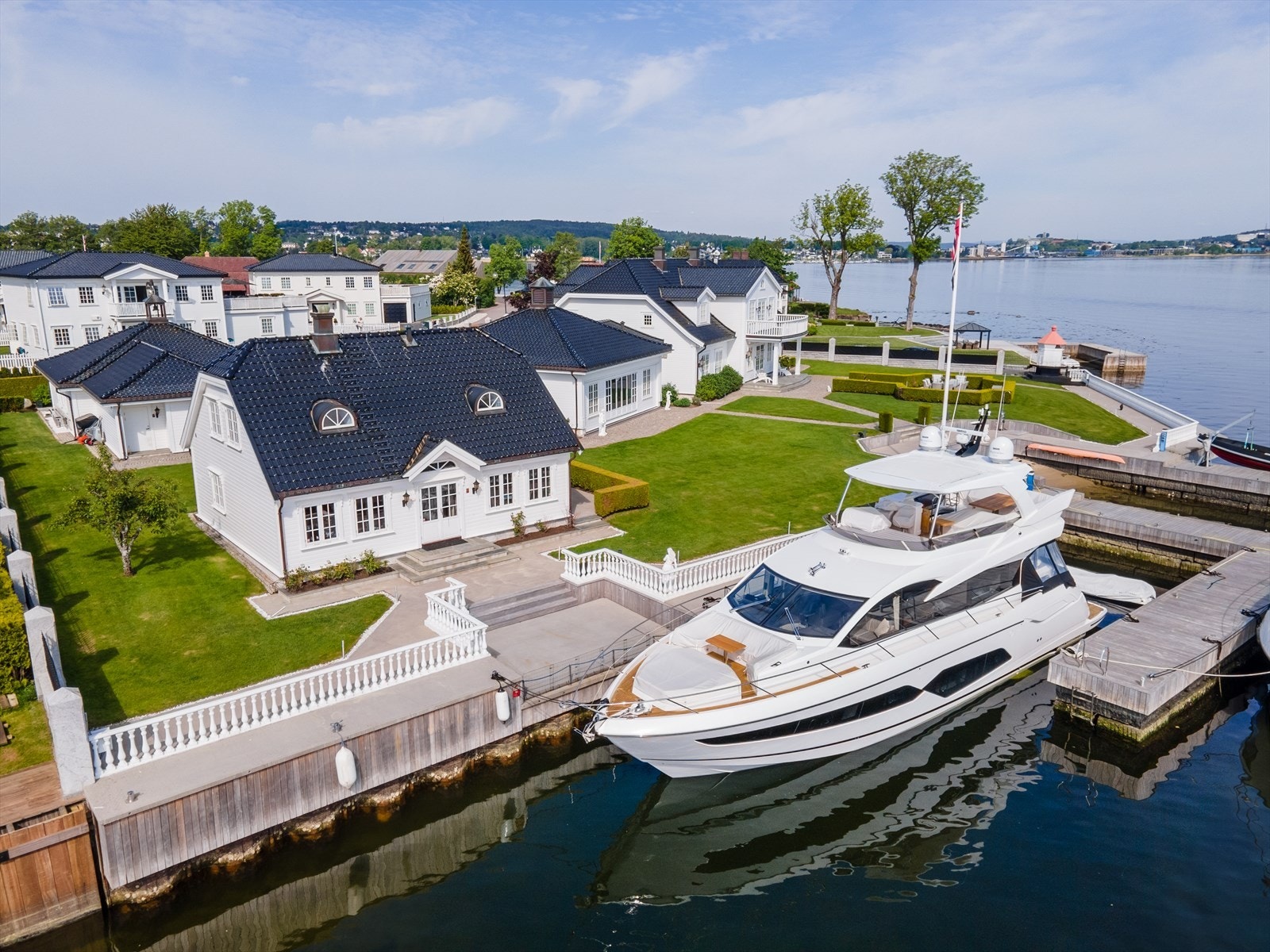 Bryggeanlegg i godt vedlikeholdt teak. God plass til flere yachter og båter. Galleribilde