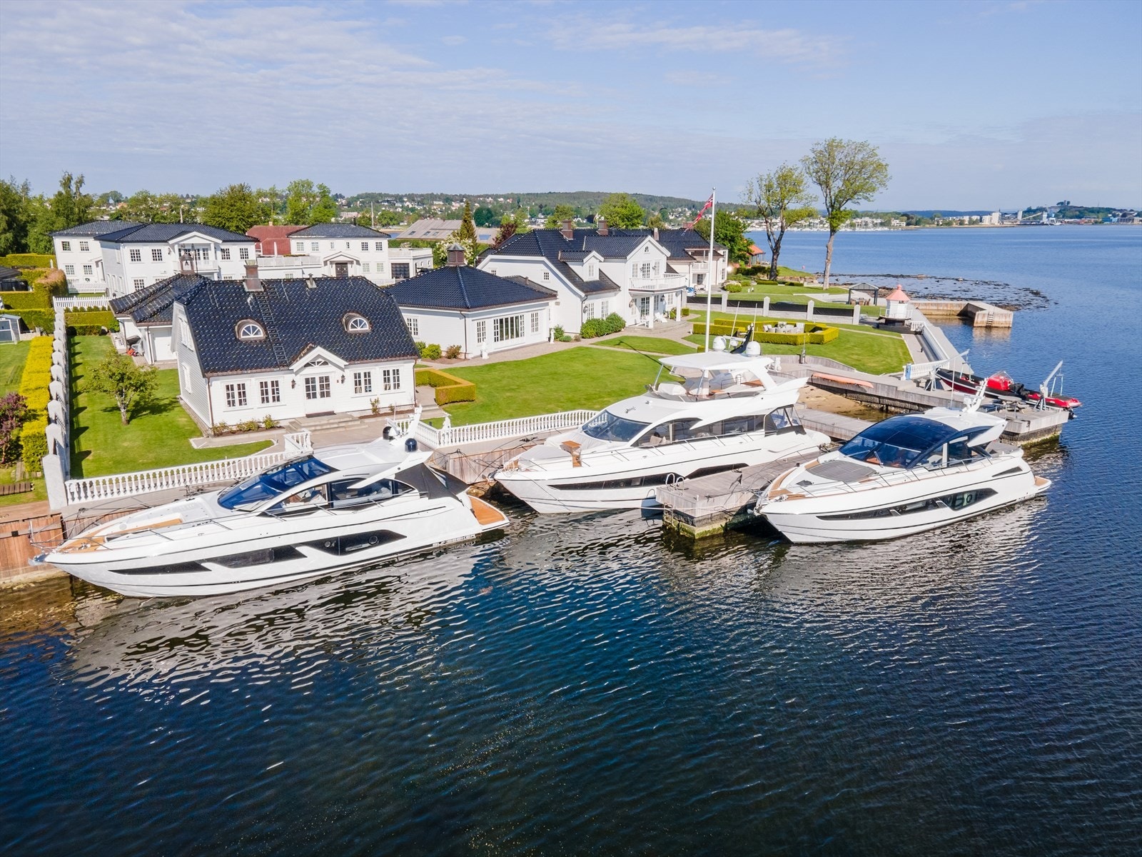 En perle av en eiendom
med bade- og bryggeanlegg bestående av en 70
meter lang promenade Galleribilde