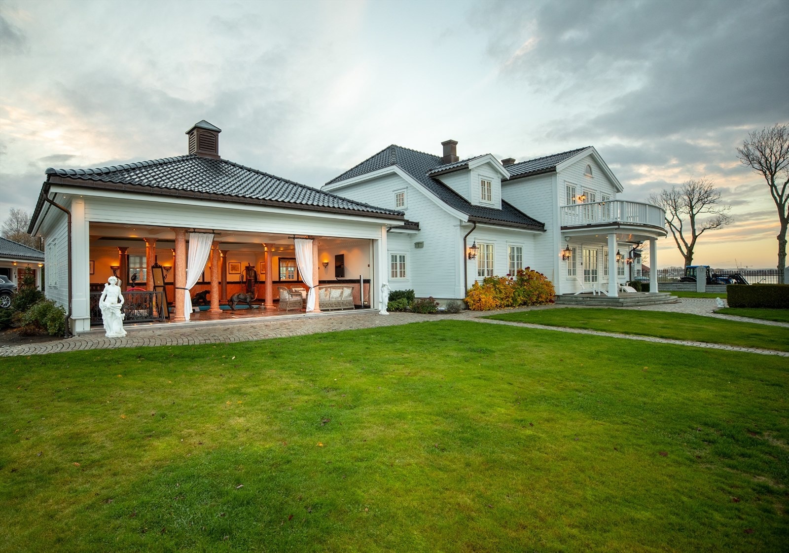 Nedsenkbar vegg med idyllisk havutsikt. Rett fra hagen til pool. Galleribilde