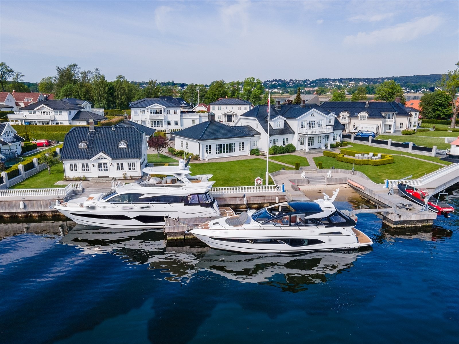 Velkommen til spektakulære Kalvetangveien 89 A og B: Flott hovedhus, gjestehus/kontor og stor garasje med sidebygg. www.lifebythesea.no Galleribilde