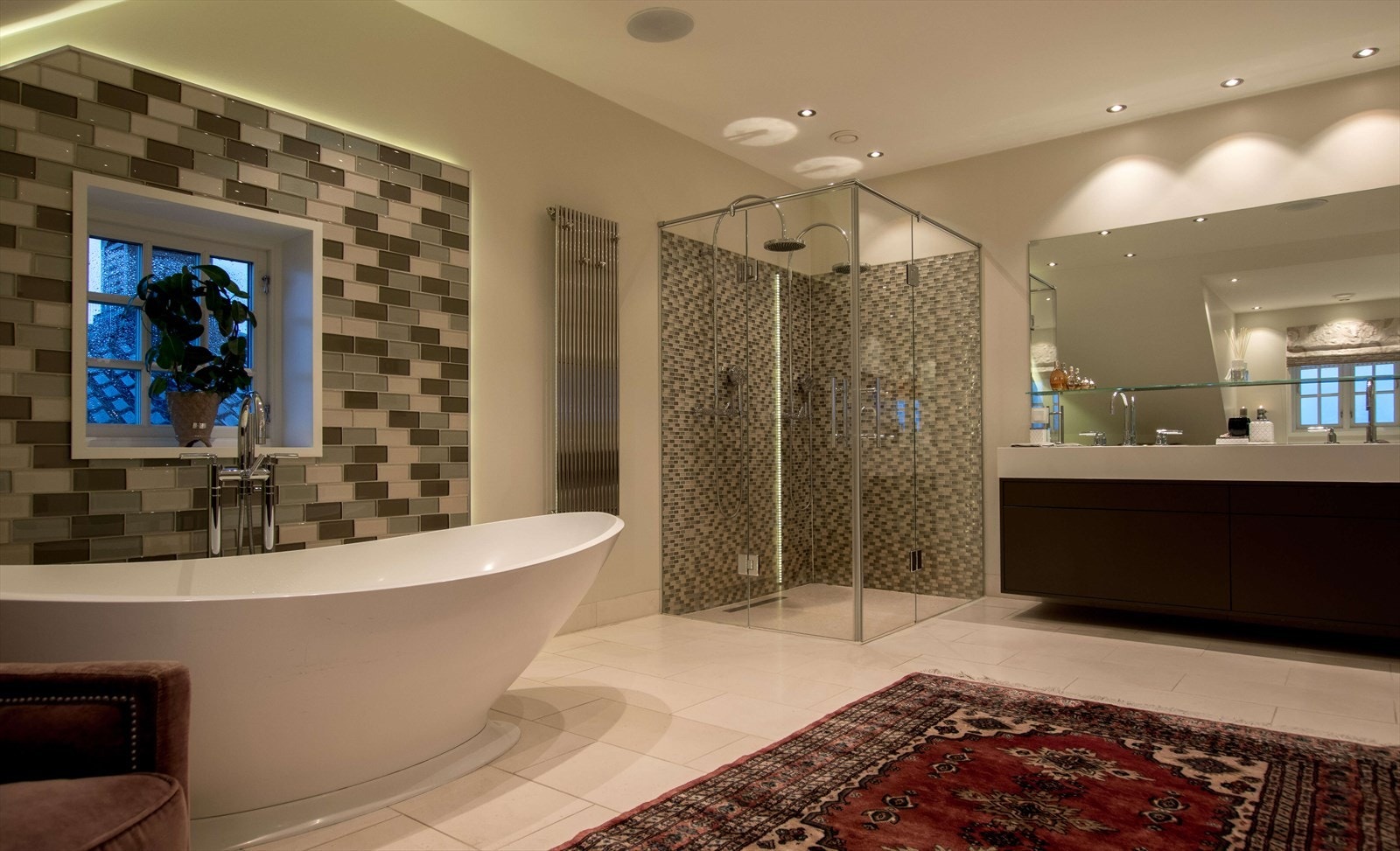 Bad tilhørende hovedsoverom. Benkeplate i corian og håndlagde kraner og dusjarmatur. Galleribilde