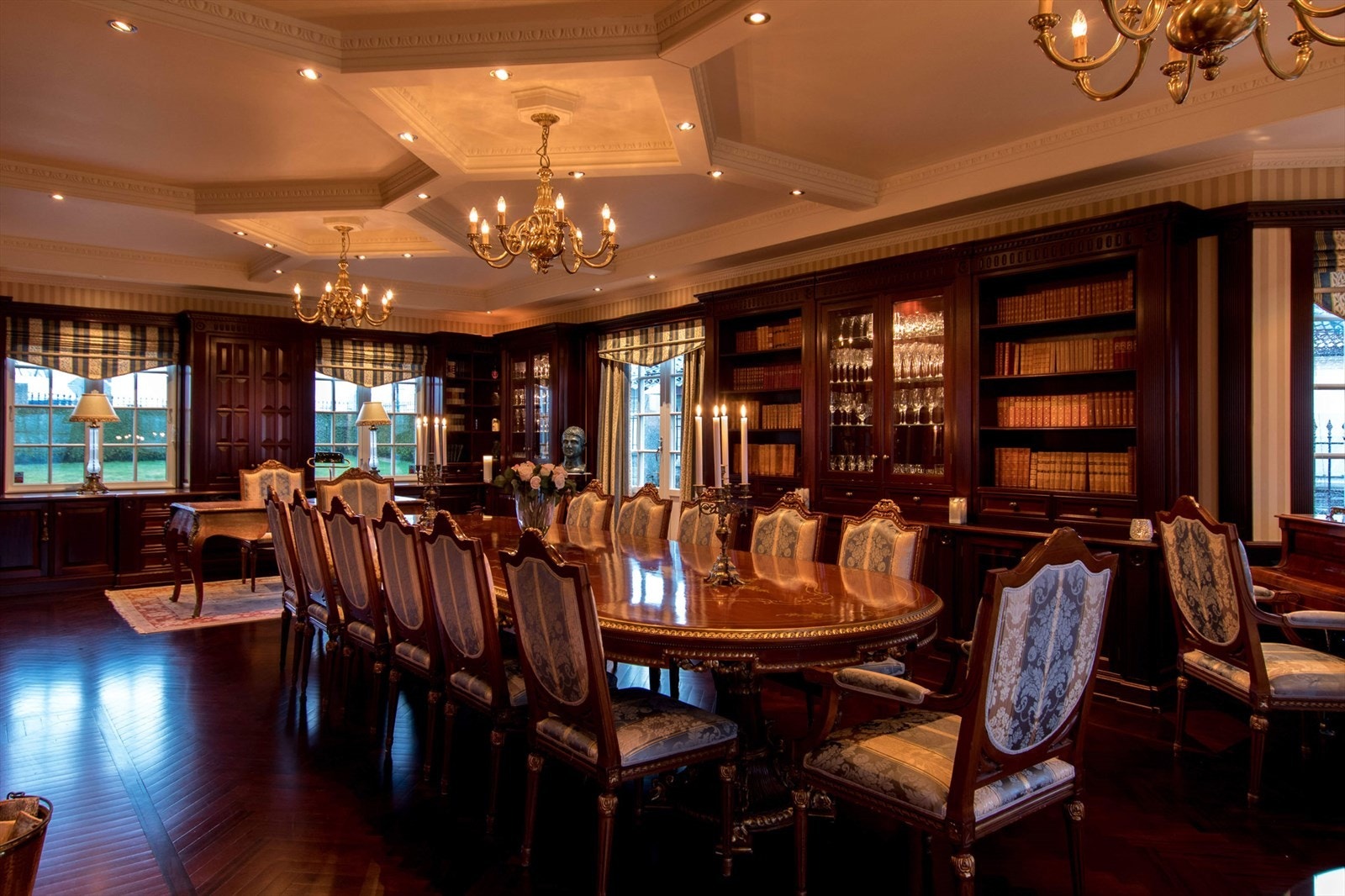 Flott bibliotek og peisestue med utgang til hage og uteområder. Galleribilde