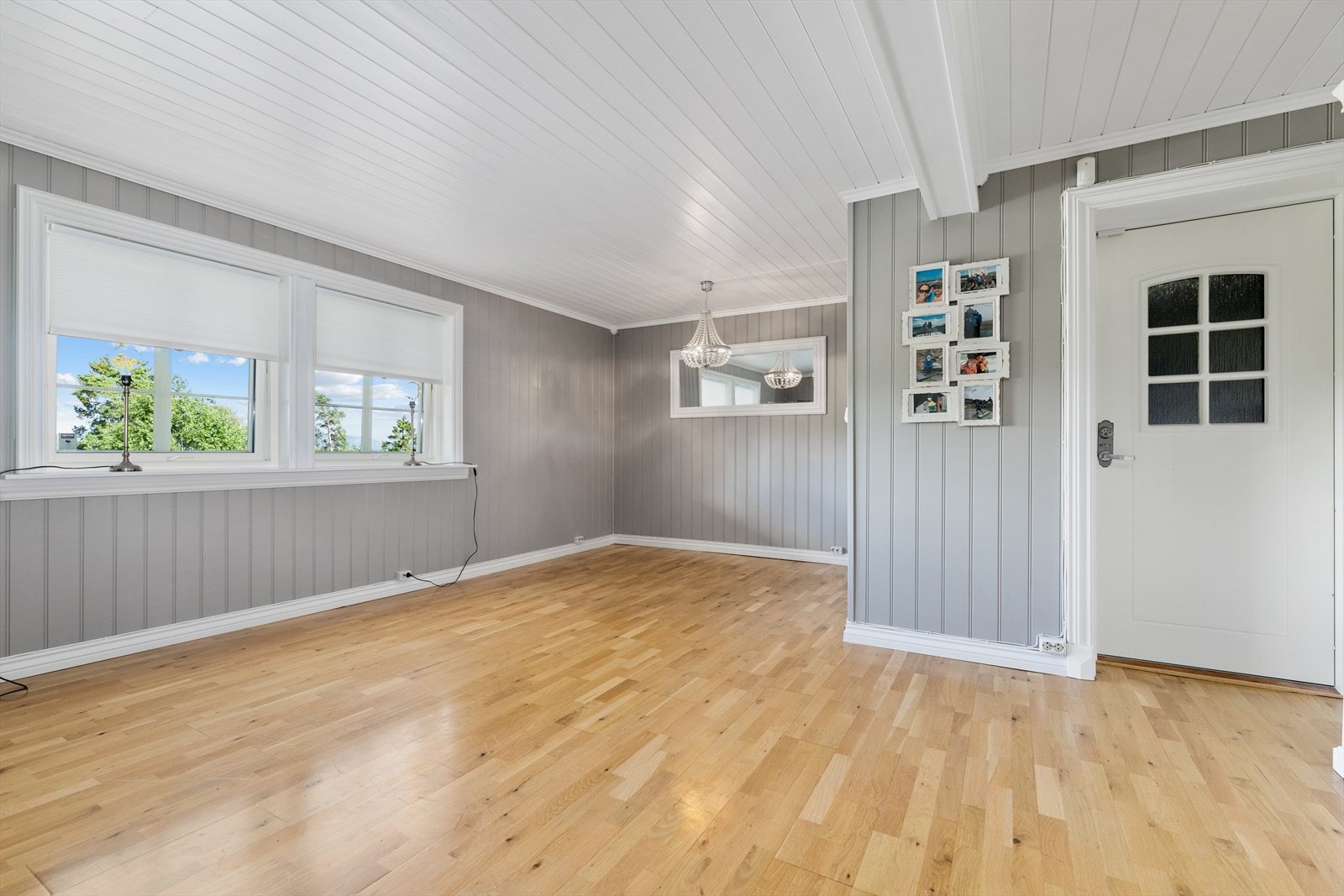 Kjellerstue med direkte adkomst til garasje Galleribilde
