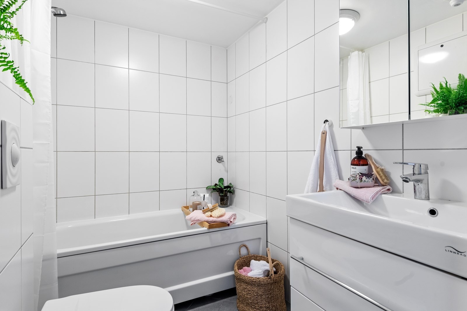 Badet har termostatstyrte varmekabler i
gulv og elektrisk avtrekksvifte. Galleribilde