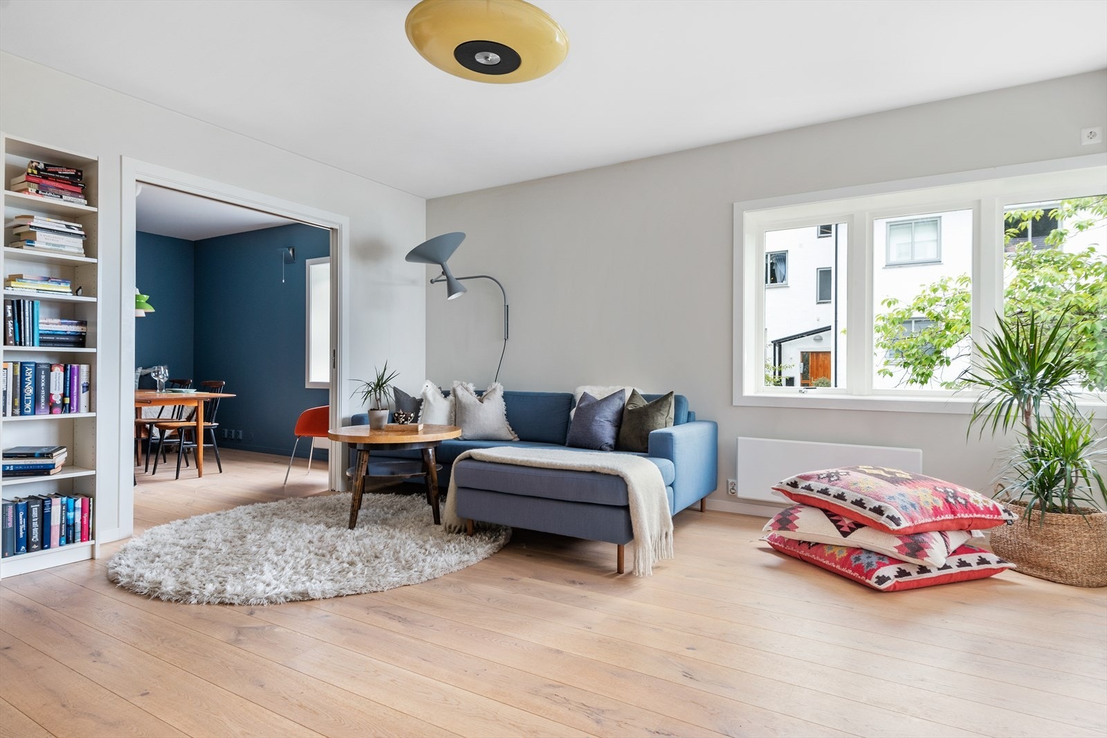 Tiltalende og lys stue med godt lysinnslipp. Galleribilde
