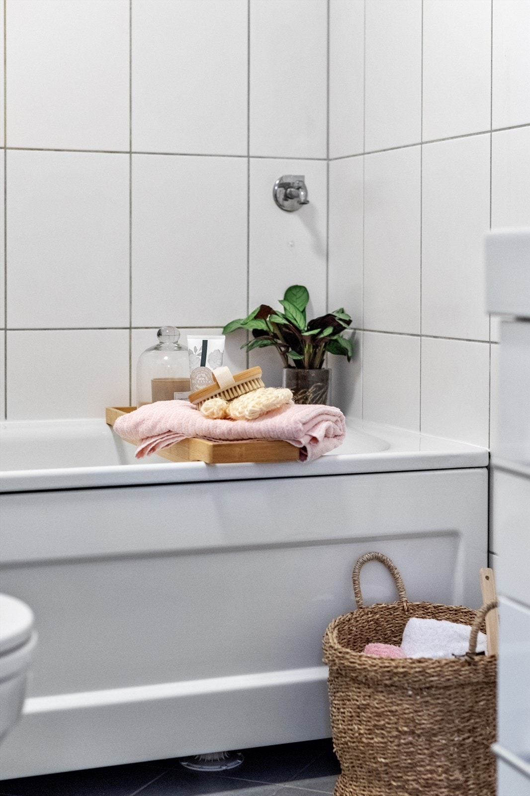 Tidsriktig og innbydende flislagt baderom pusset opp i 2011. Galleribilde