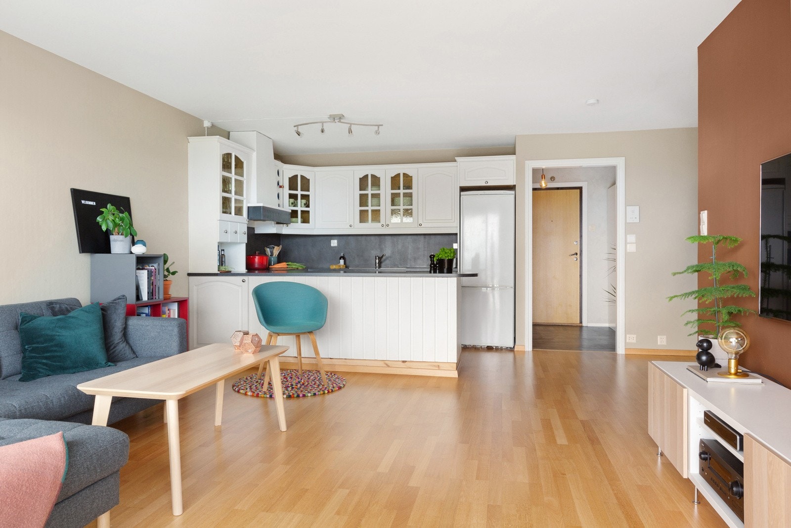 Kjøkkenet er i åpen løsning mot stuen. Galleribilde