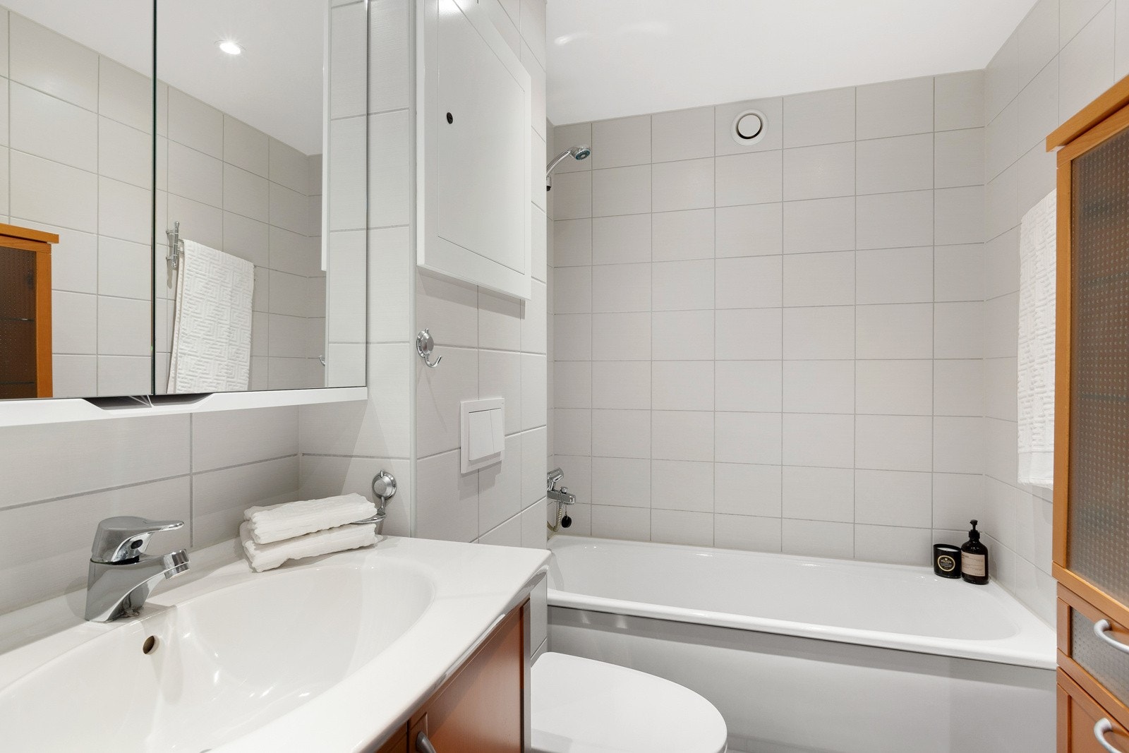 Badet er pusset opp i regi av borettslaget i 2018, med flislagt gulv og vegger, gulvvarme, nedsenket himling med downlights og opplegg for vaskemaskin. Galleribilde