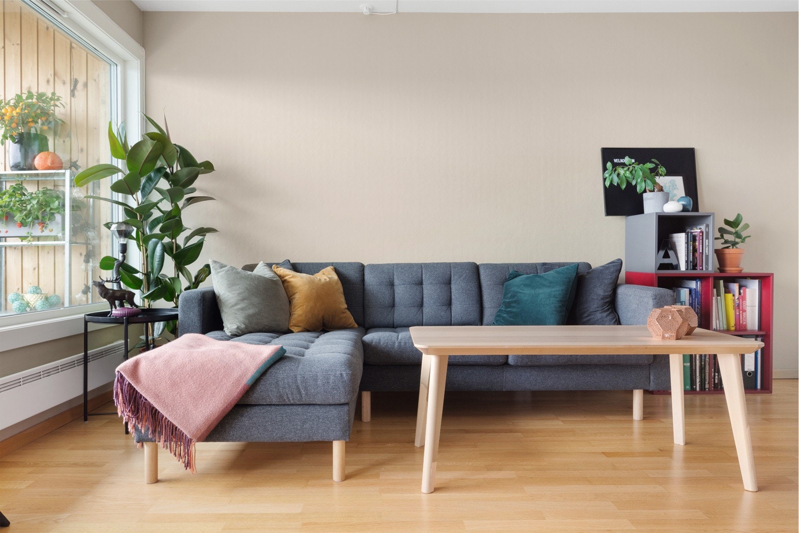 Rikelig med plass til tv- og sofagruppe Galleribilde