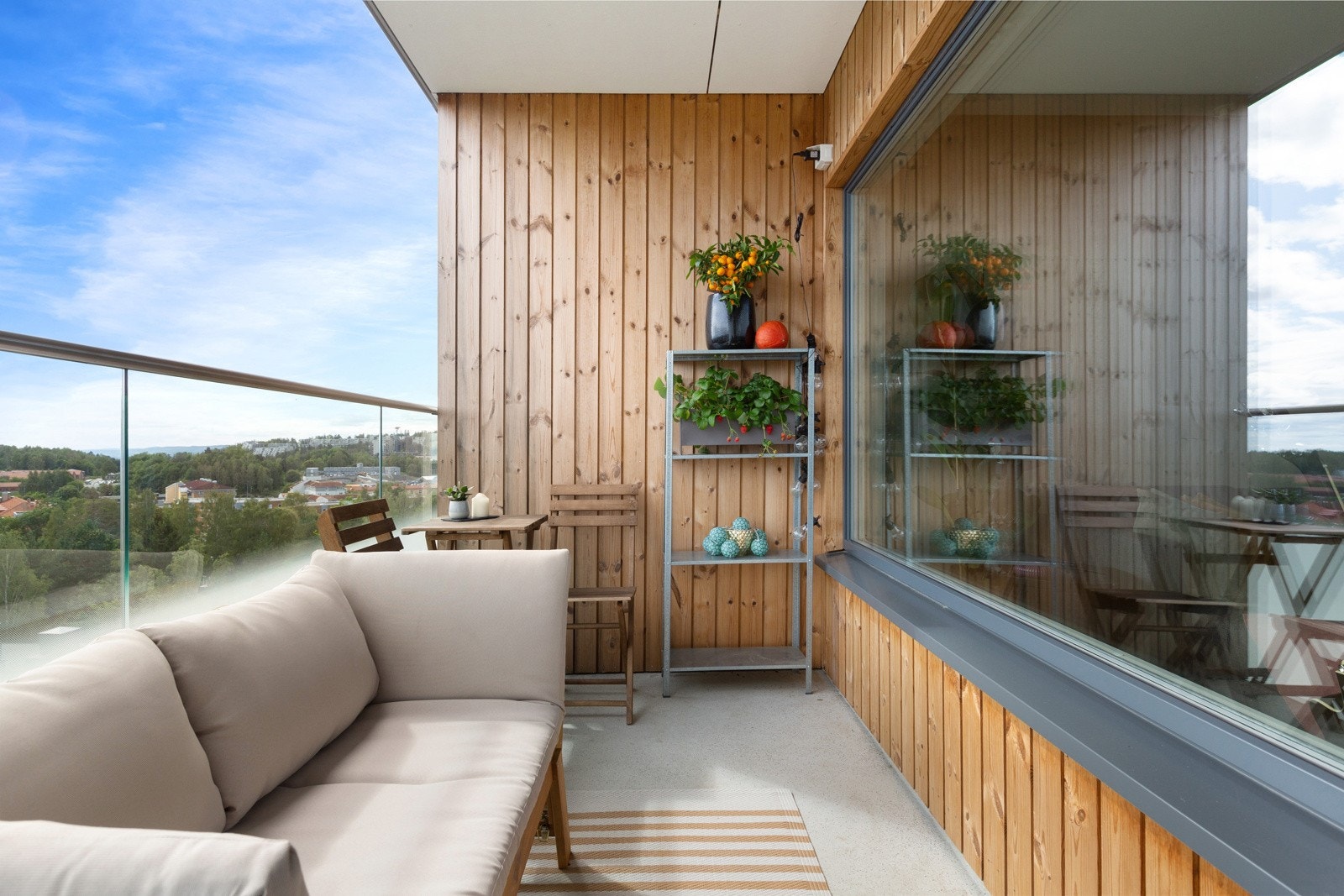 Leiligheten byr på en stor stue med utgang til balkong, åpen kjøkkenløsning og gode vindusflater som slipper inn rikelig med naturlig lys. Galleribilde