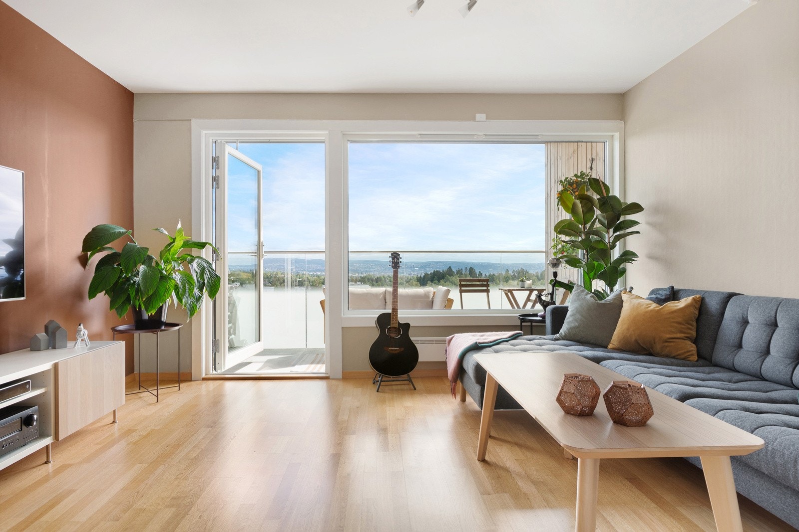 Stuen gir deg mulighet for flere møbleringssoner. Galleribilde