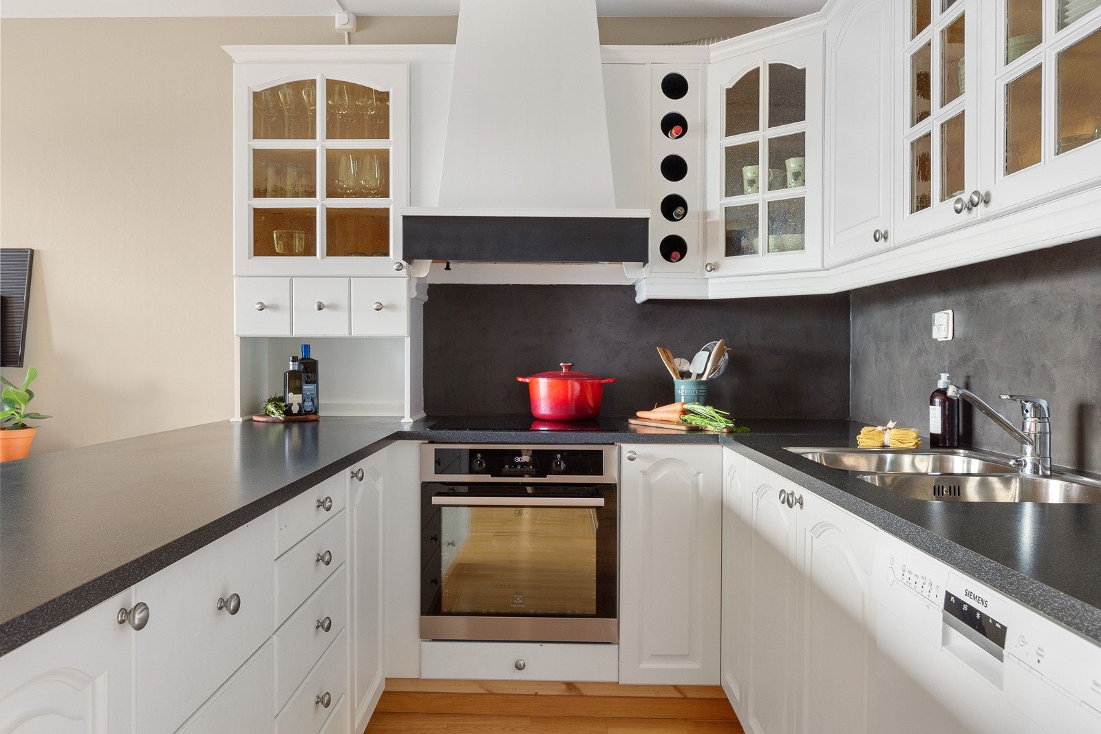 Utstyrt med integrert stekeovn og platetopp, samt frittstående oppvaskmaskin og kjøleskap med fryser. Galleribilde