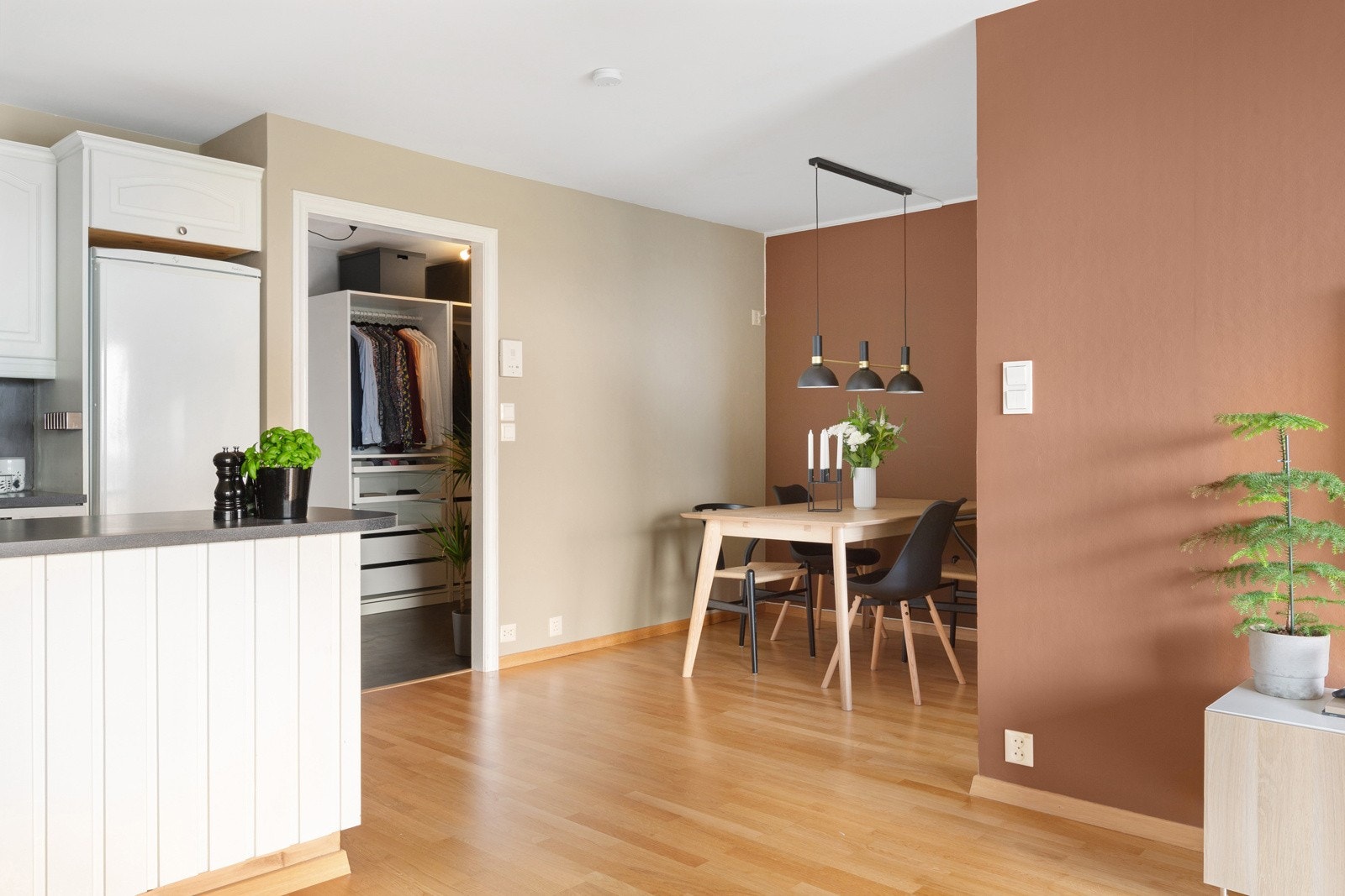 Hyggelig del for spisestue med tilhørende møblement. Galleribilde