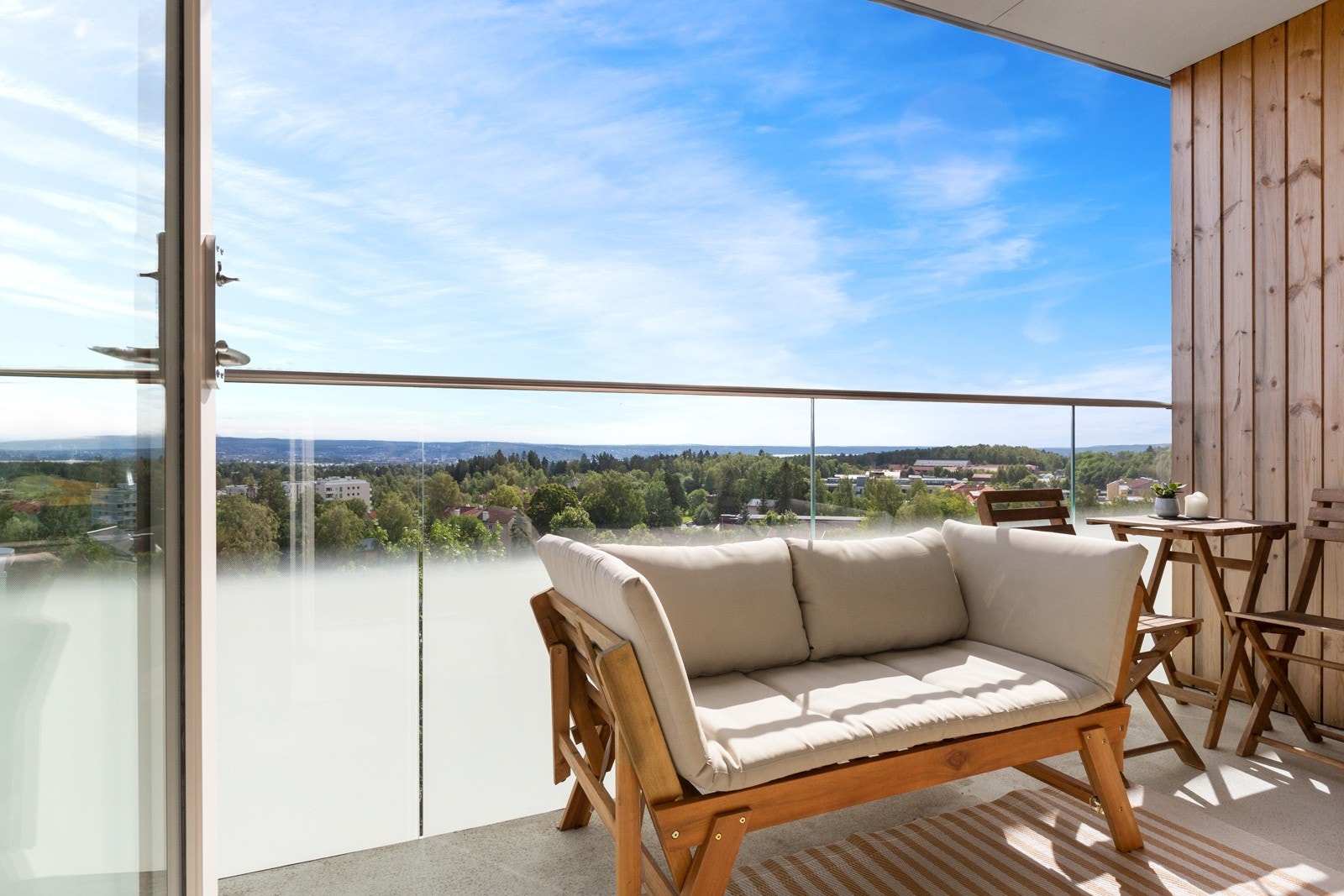 Balkongen er nylig oppgradert i regi av borettslaget, hvor du har moderne rekkverk av metall og glass. Galleribilde