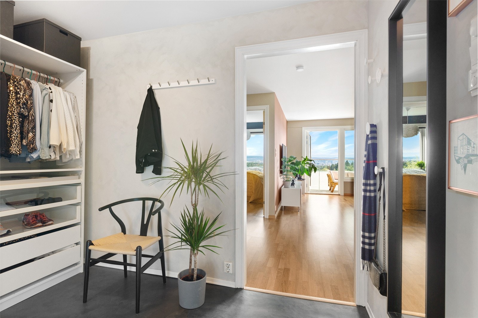 Innbydende og romslig entré, nylig oppgradert med microsement på gulv og ny garderobeinnredning. Galleribilde