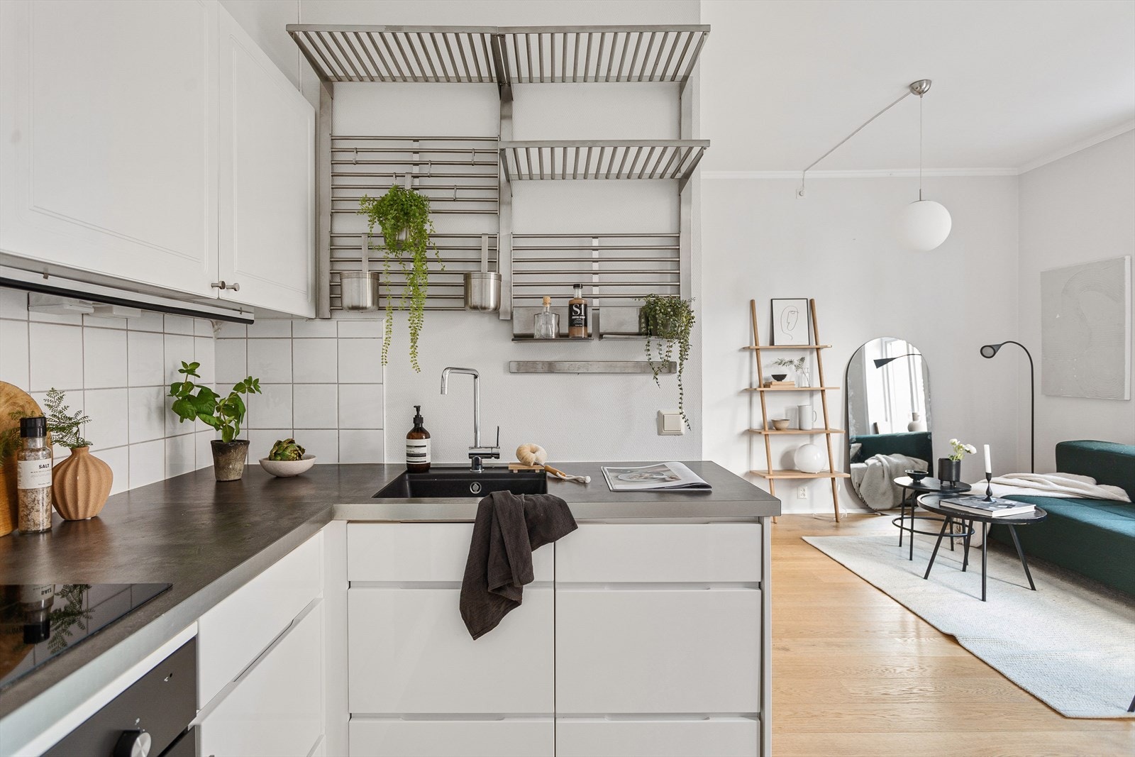 Det er integrerte hvitevarer og ny kjøkkenventilator over kokesonen Galleribilde