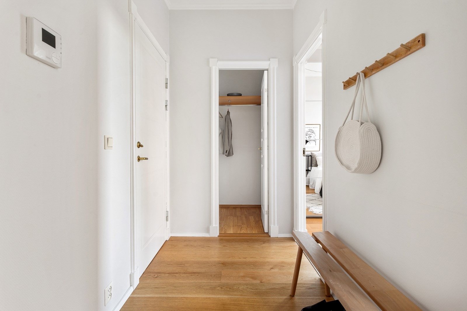 Lys entré med plass til sko og yttertøy Galleribilde