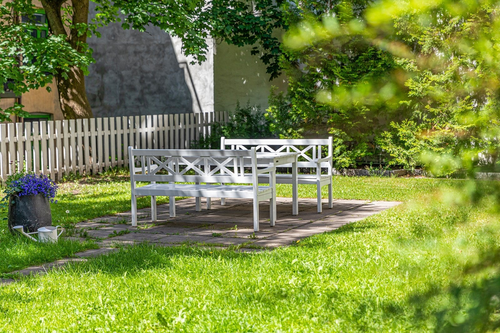 Idyllisk bakgård Galleribilde