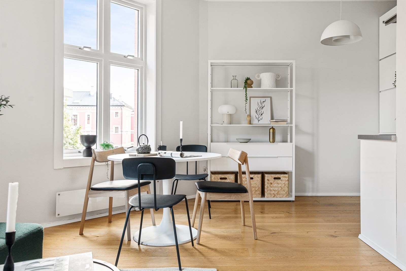 Naturlig plassering av spisebordet ved kjøkkenet Galleribilde