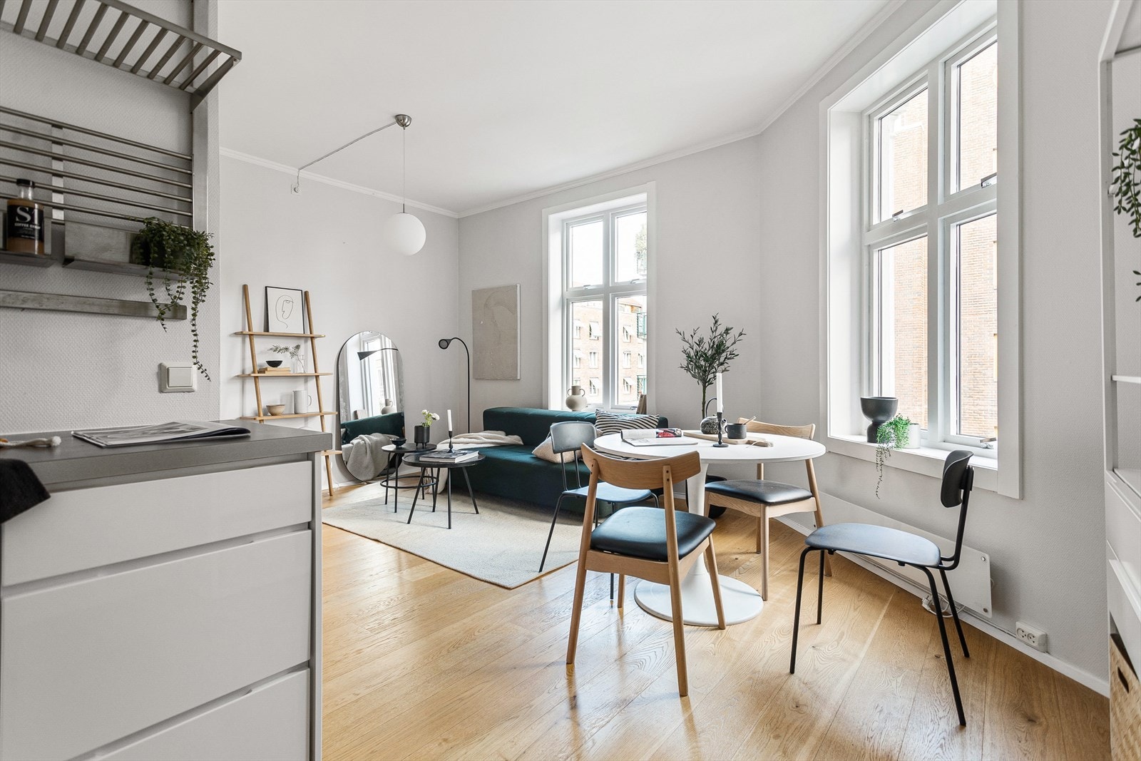 Kjøkkenet ligger praktisk til, delvis skjermet fra stuen Galleribilde