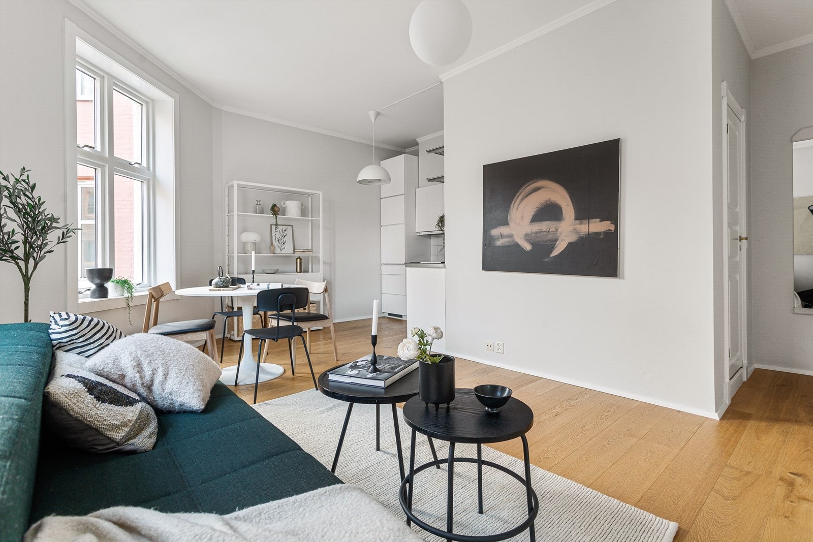 I stuen er det god plass til sofagruppe med tilhørende stuemøblement Galleribilde