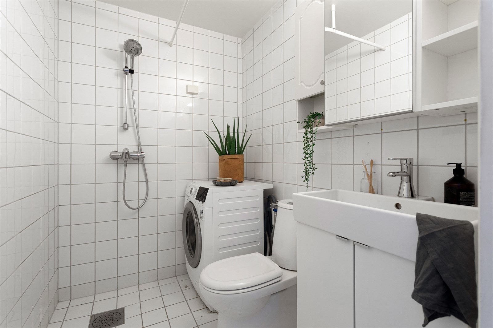 Tidløst, flislagt bad med varmekabler Galleribilde