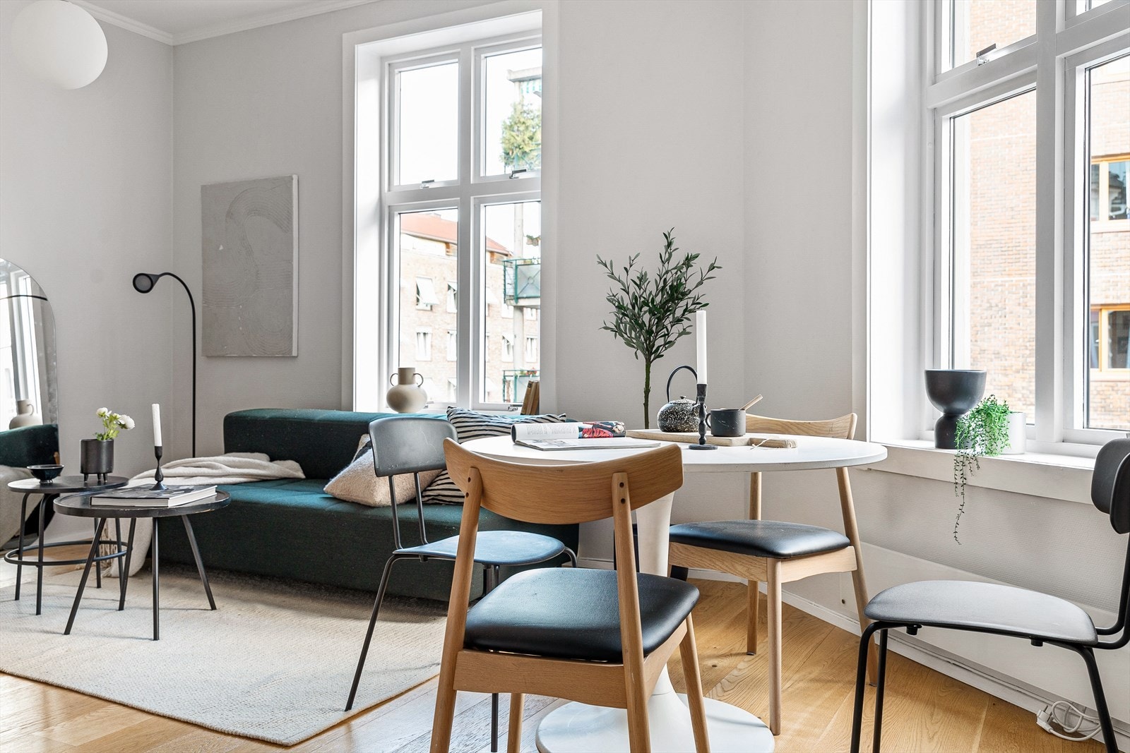 Store vindusflater og generøs takhøyde gir en svært god romfølelse Galleribilde