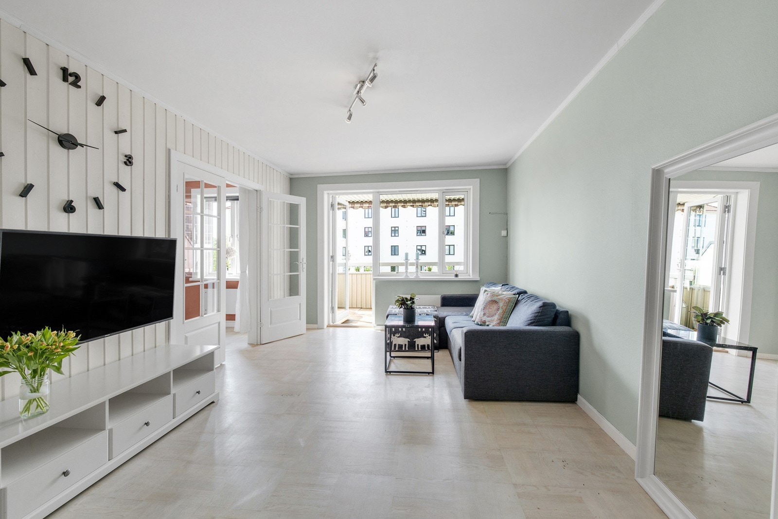 Lys og romslig stue med direkte utgang til en solrik balkong Galleribilde