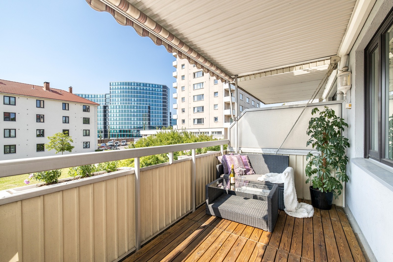 Solrik og vestvendt balkong med god plass til utemøbler, diverse beplantning og grill Galleribilde