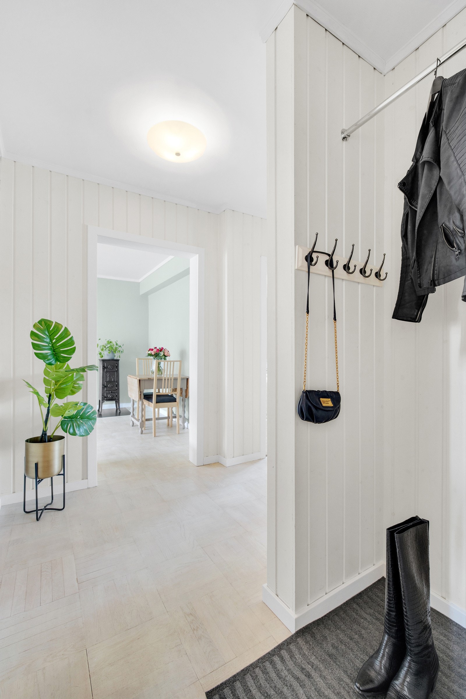 Entré med god plass til å sette fra seg yttertøy og sko Galleribilde