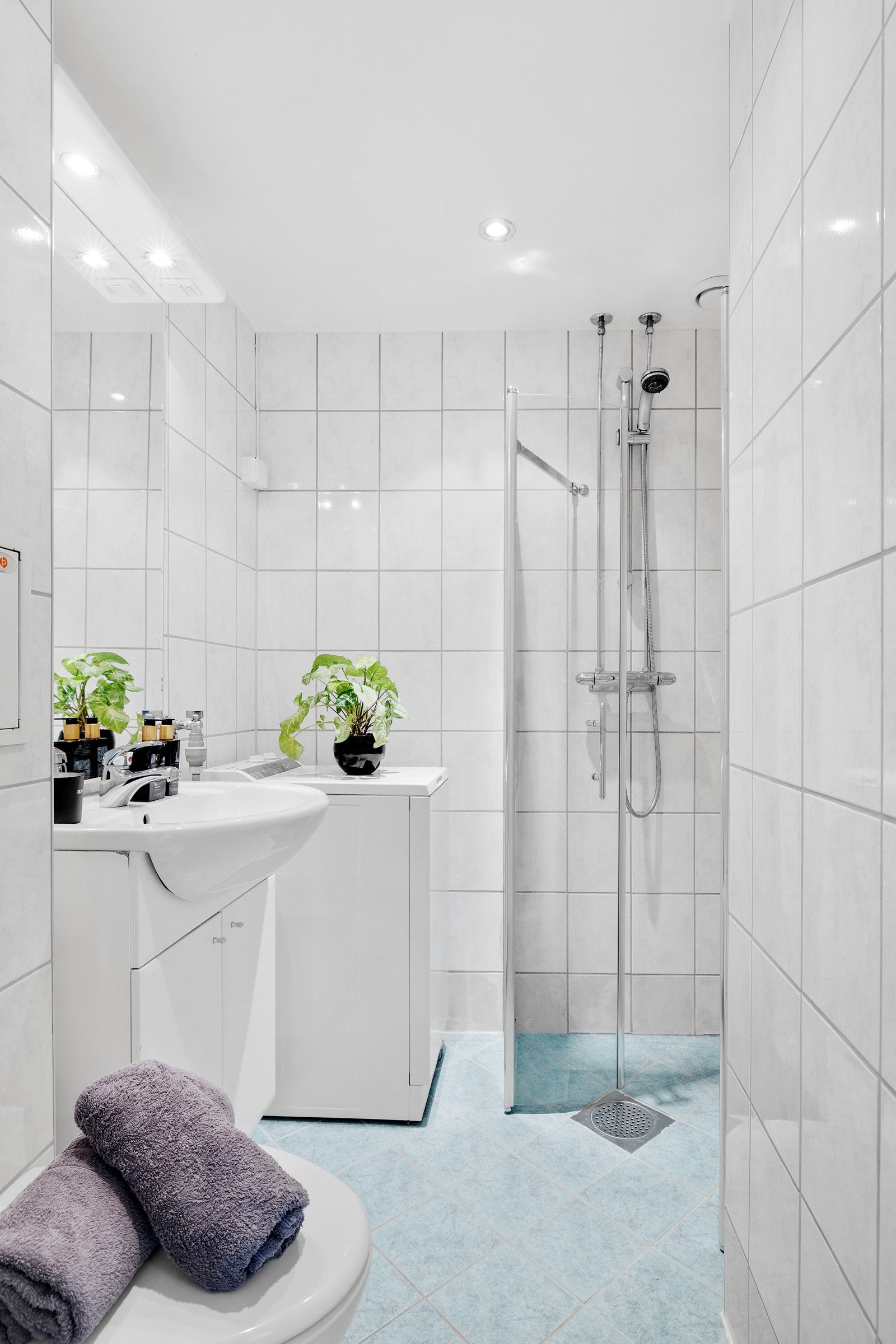 Det er varmekabler i gulv, downlights i tak og plass til vaskemaskin på badet Galleribilde