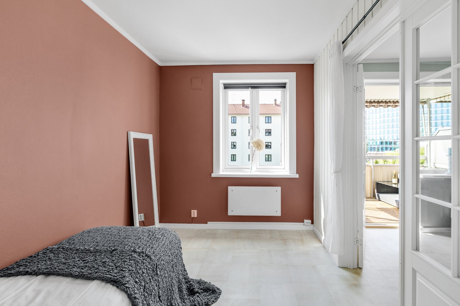 Det er god plass til seng og garderobeskap i soverommet Galleribilde