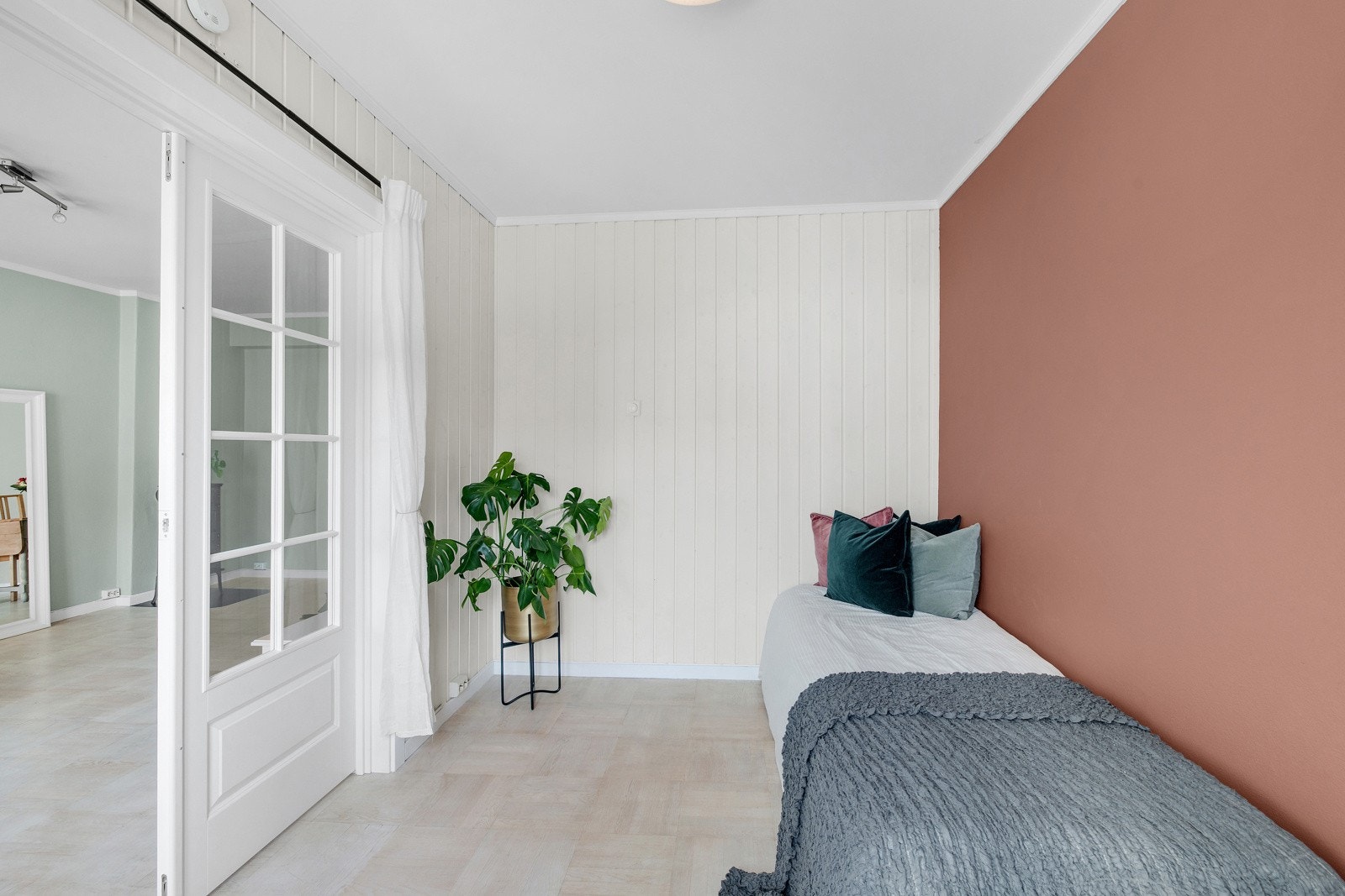 Soverom II - god plass til seng og tilhørende møblement Galleribilde