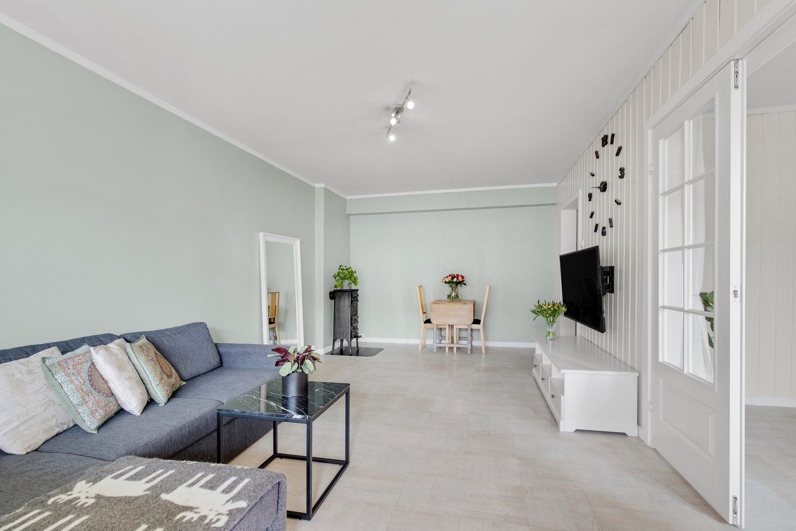 Det er god plass til spisegruppe i "rommet" mellom stue og kjøkken Galleribilde